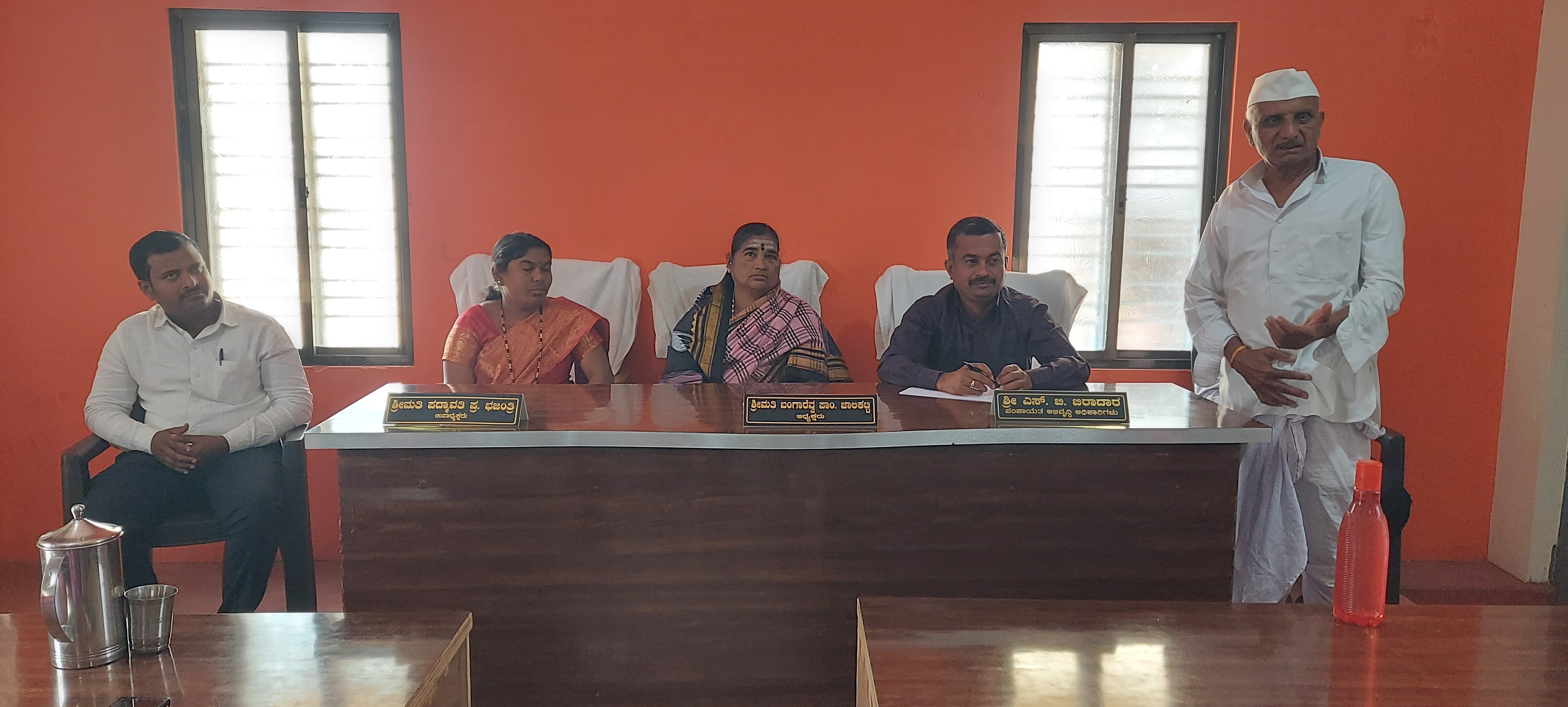 ಮಹಾಲಿಂಗಪುರ ಸಮೀಪದ ಚಿಮ್ಮಡ ಗ್ರಾಮ ಪಂಚಾಯಿತಿಯಲ್ಲಿ ಇತ್ತೀಚೆಗೆ ನಡೆದ ಕೊನೆಯ ಸಾಮಾನ್ಯ ಸಭೆಯಲ್ಲಿ ಗುರಲಿಂಗಪ್ಪ ಪೂಜಾರಿ ಮಾತನಾಡಿದರು