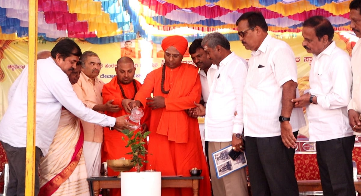 ವೀರಭದ್ರೇಶ್ವರ ಸ್ವಾಮಿ ದೇವಾಲಯ ಲೋಕಾರ್ಪಣೆ