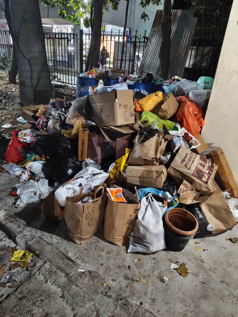 ಅಪಾರ್ಟ್‌ಮೆಂಟ್‌ ಬಳಿ ಹಾಕಿರುವ ಕಸದ ರಾಶಿ