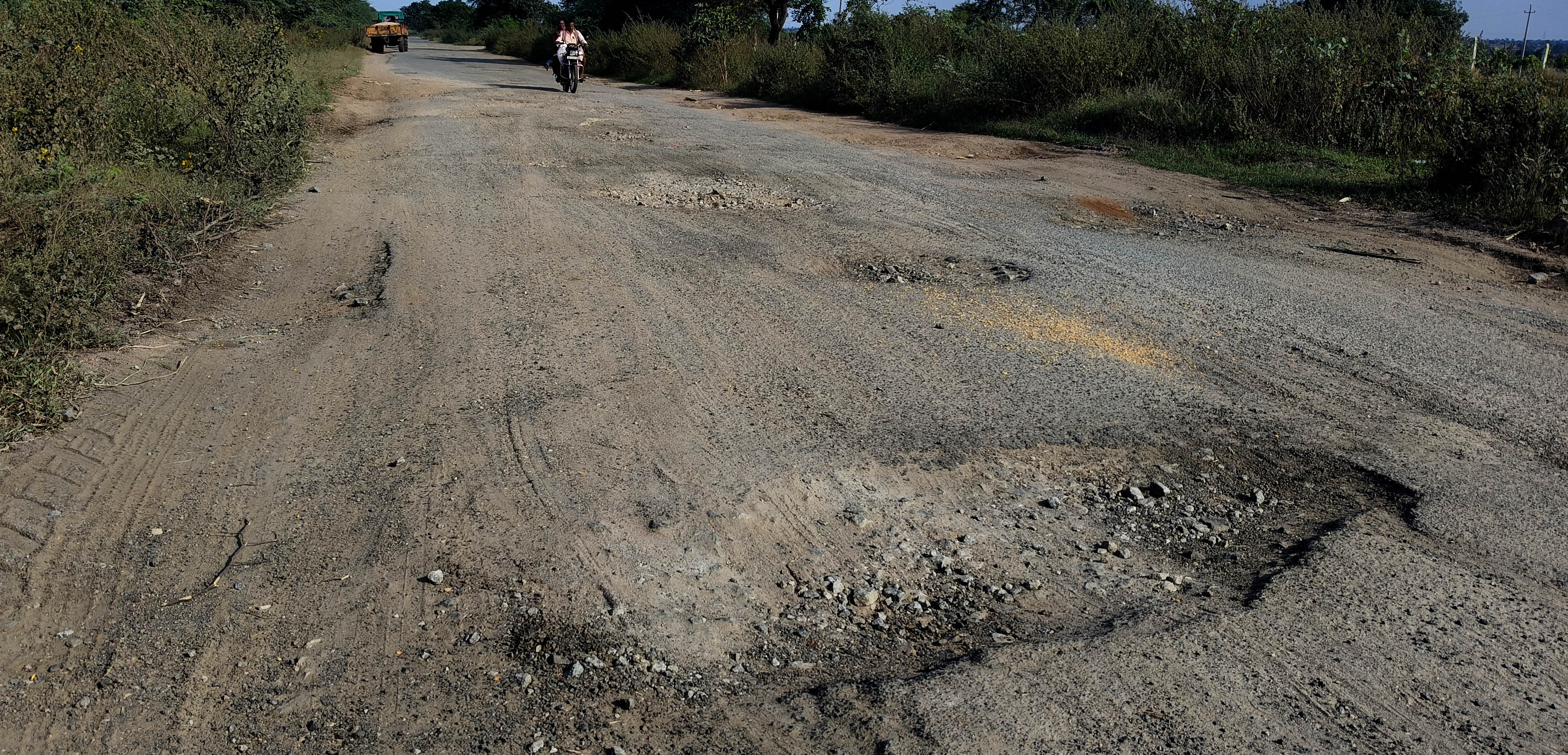 ಹಗರಿಬೊಮ್ಮನಹಳ್ಳಿ ತಾಲ್ಲೂಕಿನ ಹಂಪಸಾಗರ ಬಳಿಯ ಮೈಲಾರ-ಚಳ್ಳಿಕೆರೆ ರಾಜ್ಯ ಹೆದ್ದಾರಿಯ ಸ್ಥಿತಿ