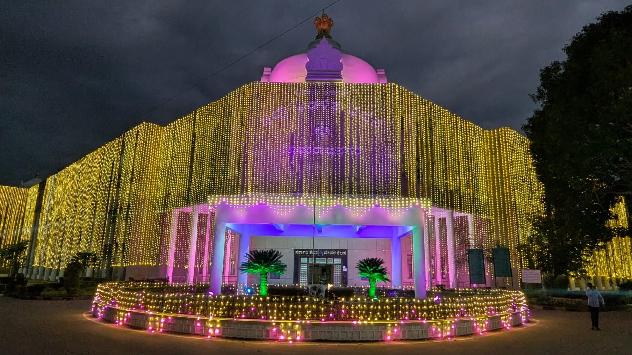 ಗಣರಾಜ್ಯೋತ್ಸವ ಪ್ರಯುಕ್ತ ಚಾಮರಾಜನಗರದ ಜಿಲ್ಲಾಡಳಿತ ಭವನಕ್ಕೆ ವಿದ್ಯುತ್ ದೀಪಗಳಿಂದ ಸಿಂಗರಿಸಿರುವ ದೃಶ್ಯ