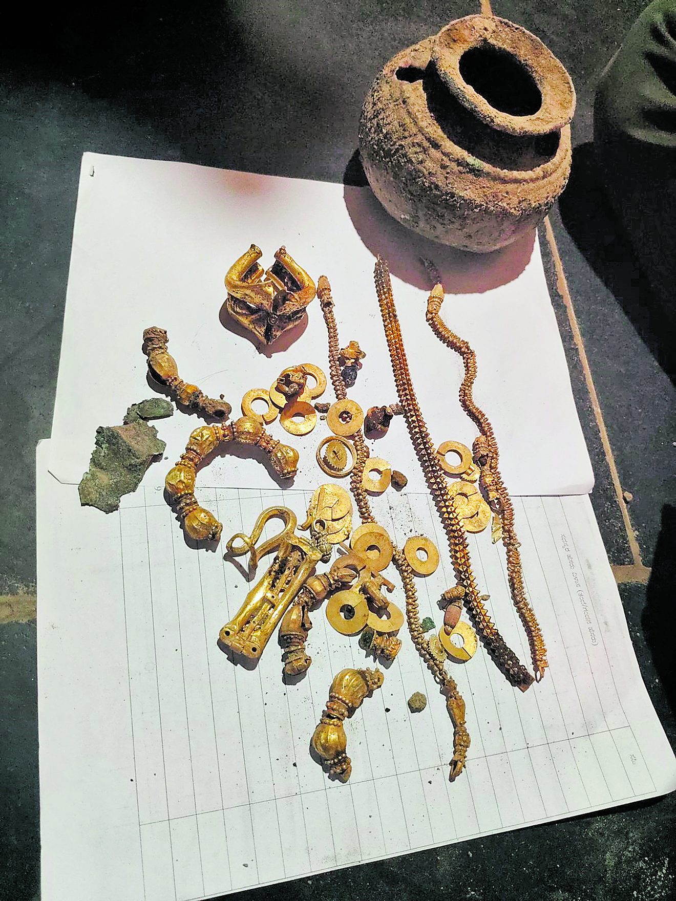 ನಿವೇಶನದಲ್ಲಿ ಸಿಕ್ಕಿರುವ ಚಿನ್ನಾಭರಣಗಳು