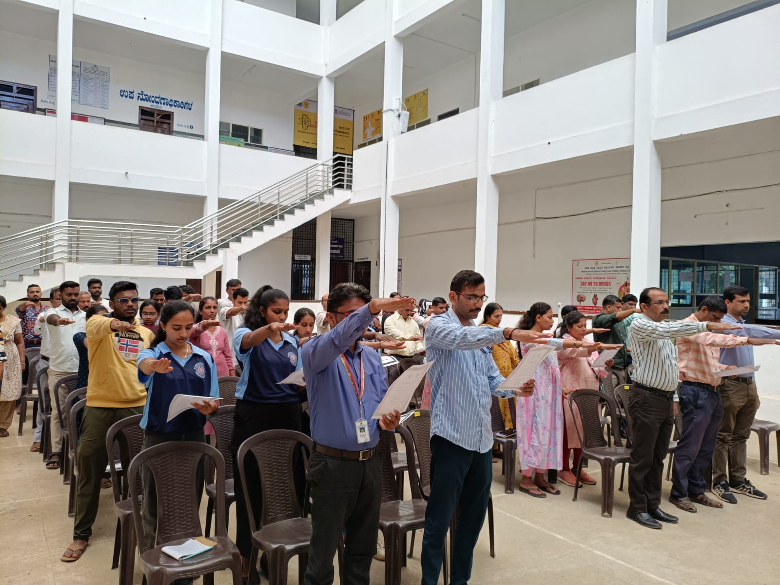 ವಿರಾಜಪೇಟೆಯ ತಾಲ್ಲೂಕು ಕಚೇರಿಯಲ್ಲಿ ಭಾನುವಾರ ನಡೆದ ಕಾರ್ಯಕ್ರಮದಲ್ಲಿ ಪ್ರತಿಜ್ಞಾ ವಿಧಿ ಬೋಧಿಸಲಾಯಿತು