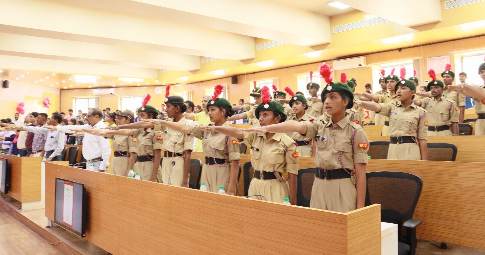 ಜಿಲ್ಲಾ ಪಂಚಾಯತ್ ಸಭಾಂಗಣದಲ್ಲಿ ನಡೆದ ರಾಷ್ಟ್ರೀಯ ಮತದಾರರ ದಿನಾಚರಣೆಯಲ್ಲಿ ಪ್ರತಿಜ್ಞಾವಿಧಿ ಸ್ವೀಕರಿಸಿದ ವಿದ್ಯಾರ್ಥಿಗಳು.