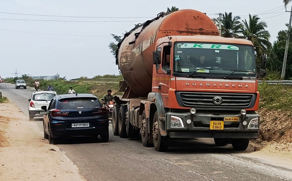ಪಾಂಡವಪುರ ತಾಲ್ಲೂಕಿನ ಬನಘಟ್ಟ ಬಳಿ ವಿಶ್ವೇಶ್ವರಯ್ಯ ನಾಲೆ ಹಳೆ ಸೇತುವೆ ಮೇಲೆ ಹೆಚ್ಚಿರುವ ರಸ್ತೆ ಸಂಚಾರದ ಒತ್ತಡ