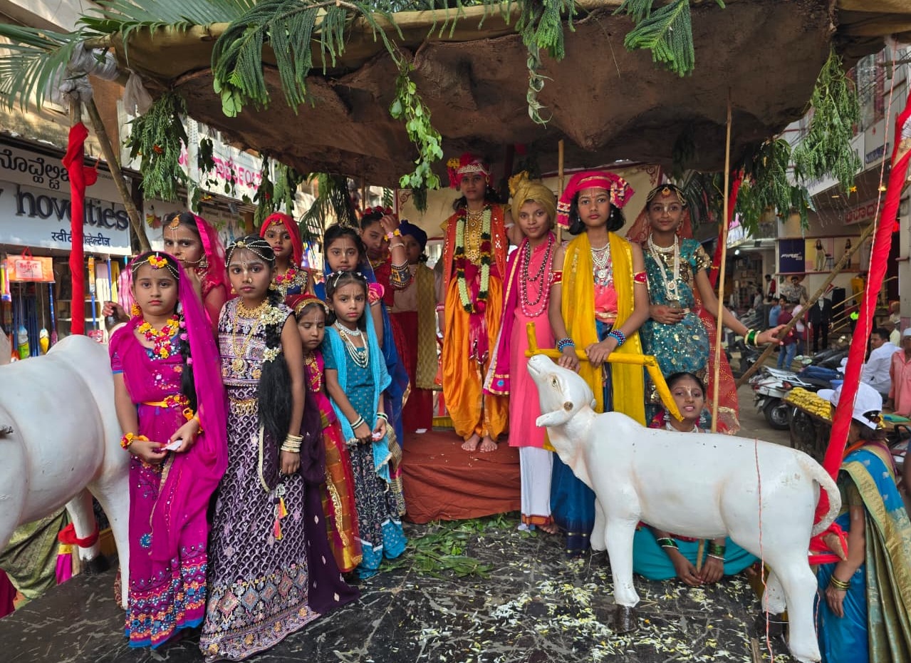 ಬೆಳಗಾವಿಯಲ್ಲಿ ಶನಿವಾರ ಇಸ್ಕಾನ್‌ ಆಯೋಜಿಸಿದ್ದ ಭವ್ಯ ರಥಯಾತ್ರೆಯಲ್ಲಿ ರಾಮ ಕೃಷ್ಣ ರಾಧೆ ಸೀತೆಯರ ವೇಷದಲ್ಲಿ ಚಿಣ್ಣರು ಸಂಭ್ರಮಿಸಿದರು  ಪ್ರಜಾವಾಣಿ ಚಿತ್ರ