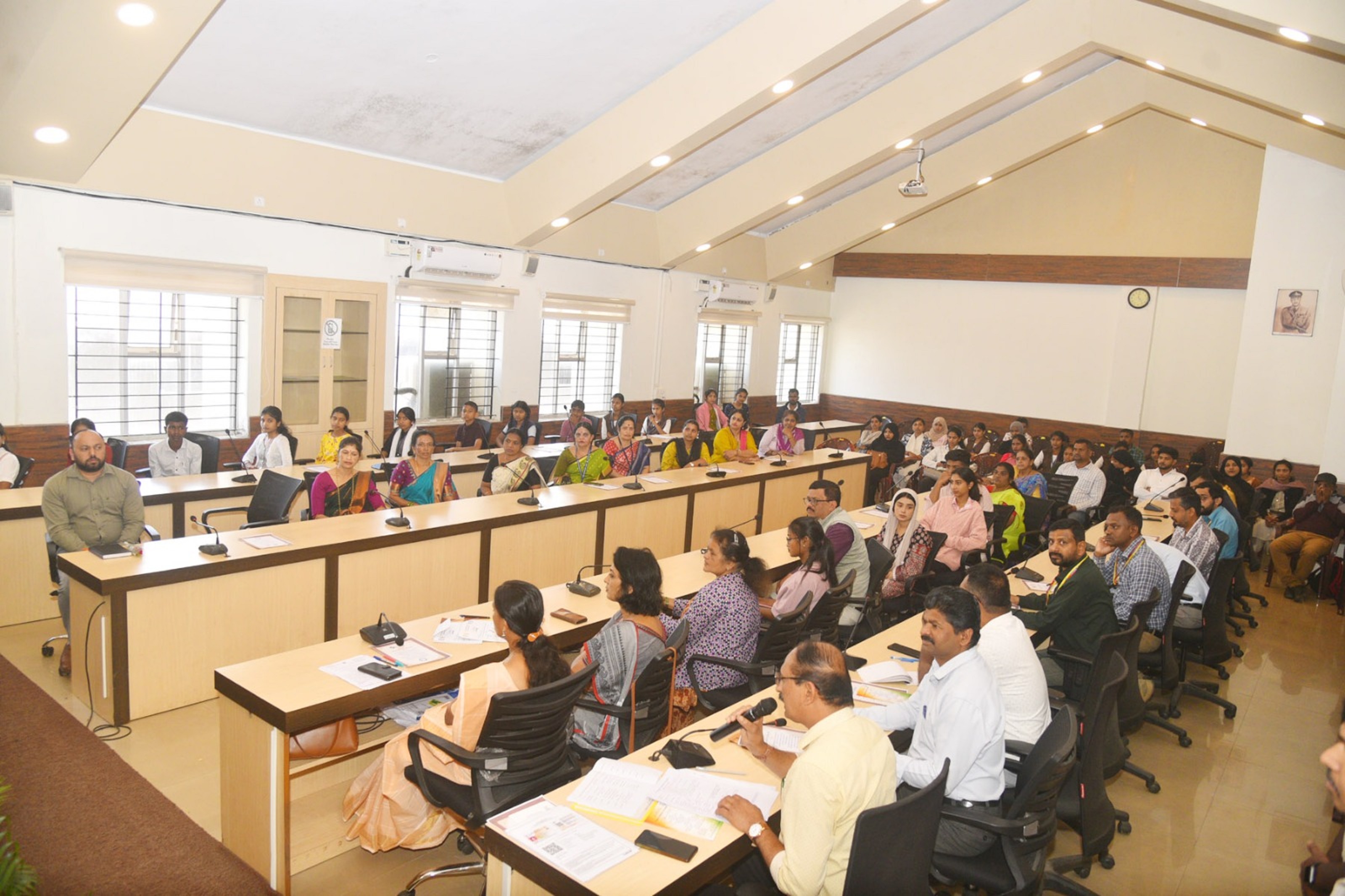 ರಾಷ್ಟ್ರೀಯ ಮತದಾರರ ದಿನಾಚರಣೆಯಲ್ಲಿ ಭಾಗವಹಿಸಿದ್ದ ಅಧಿಕಾರಿಗಳು 