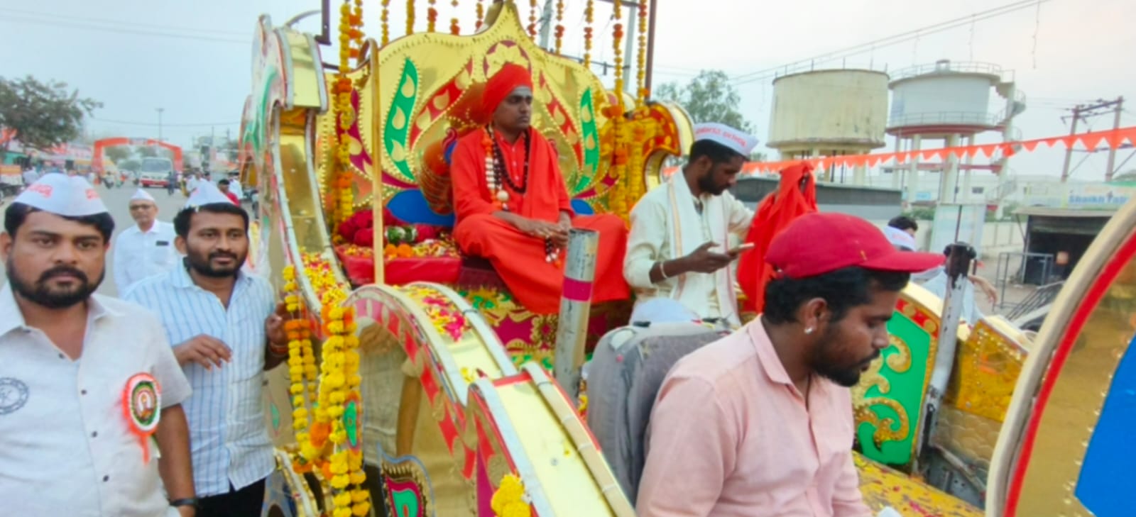 ನೂತನ ಶ್ರೀಗಳ ಮೆರವಣಿಗೆ ನಡೆಯಿತು