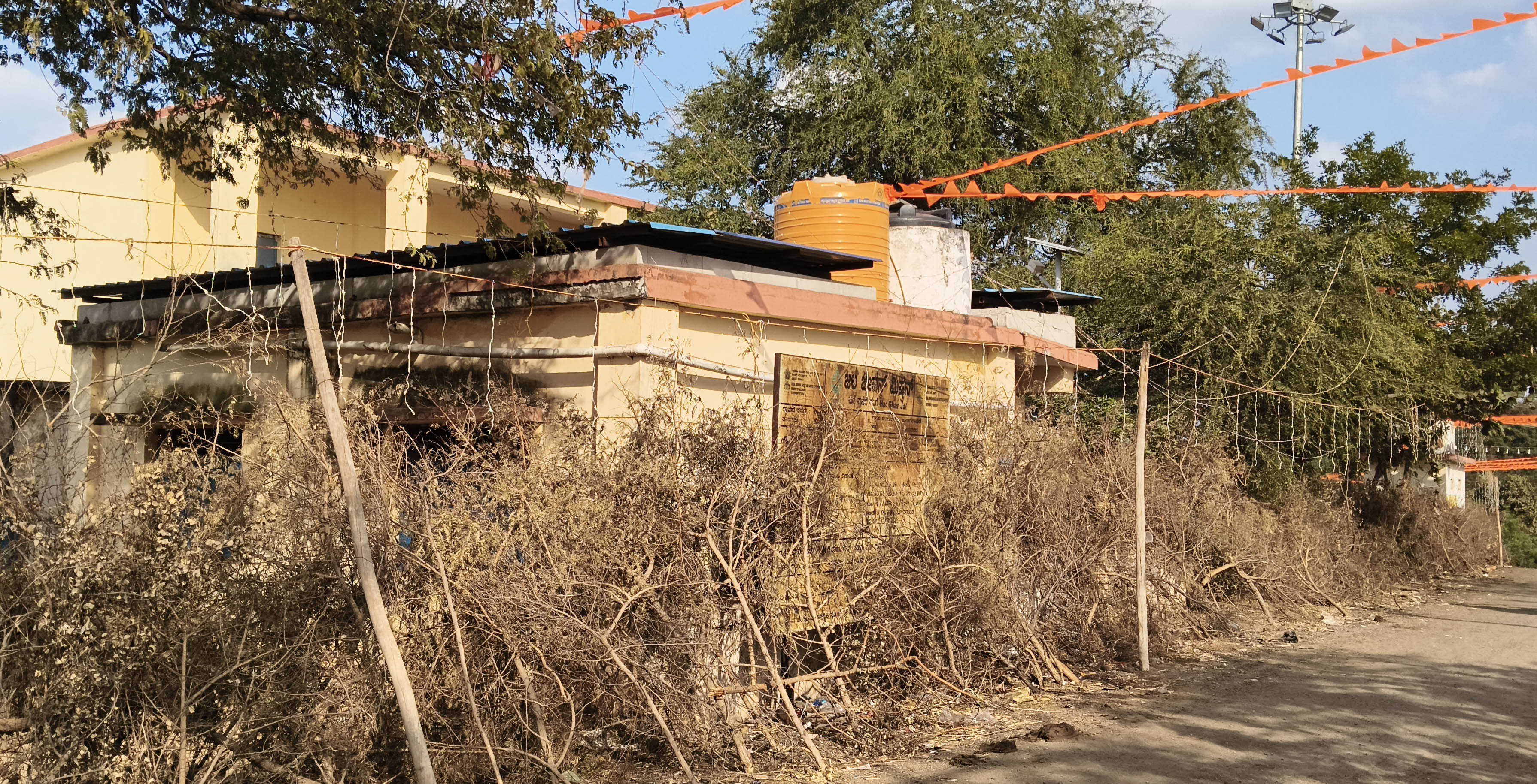 ಮರಿಯಮ್ಮನಹಳ್ಳಿ ಸಮೀಪದ ಬ್ಯಾಲಕುಂದಿ ಗ್ರಾಮದಲ್ಲಿ 11ವರ್ಷಗಳ ಬಳಿಕ ನಡೆಯುತ್ತಿರುವ ಉಡುಸಲಮ್ಮ ದೇವಿ ಜಾತ್ರೆಯ ಅಂಗವಾಗಿ 9ದಿನಗಳ ಕಾಲ ಮುಳ್ಳಿನ ಪಾರಿಬೇಲಿ ಹಾಕಿರುವ ದೃಶ್ಯ.