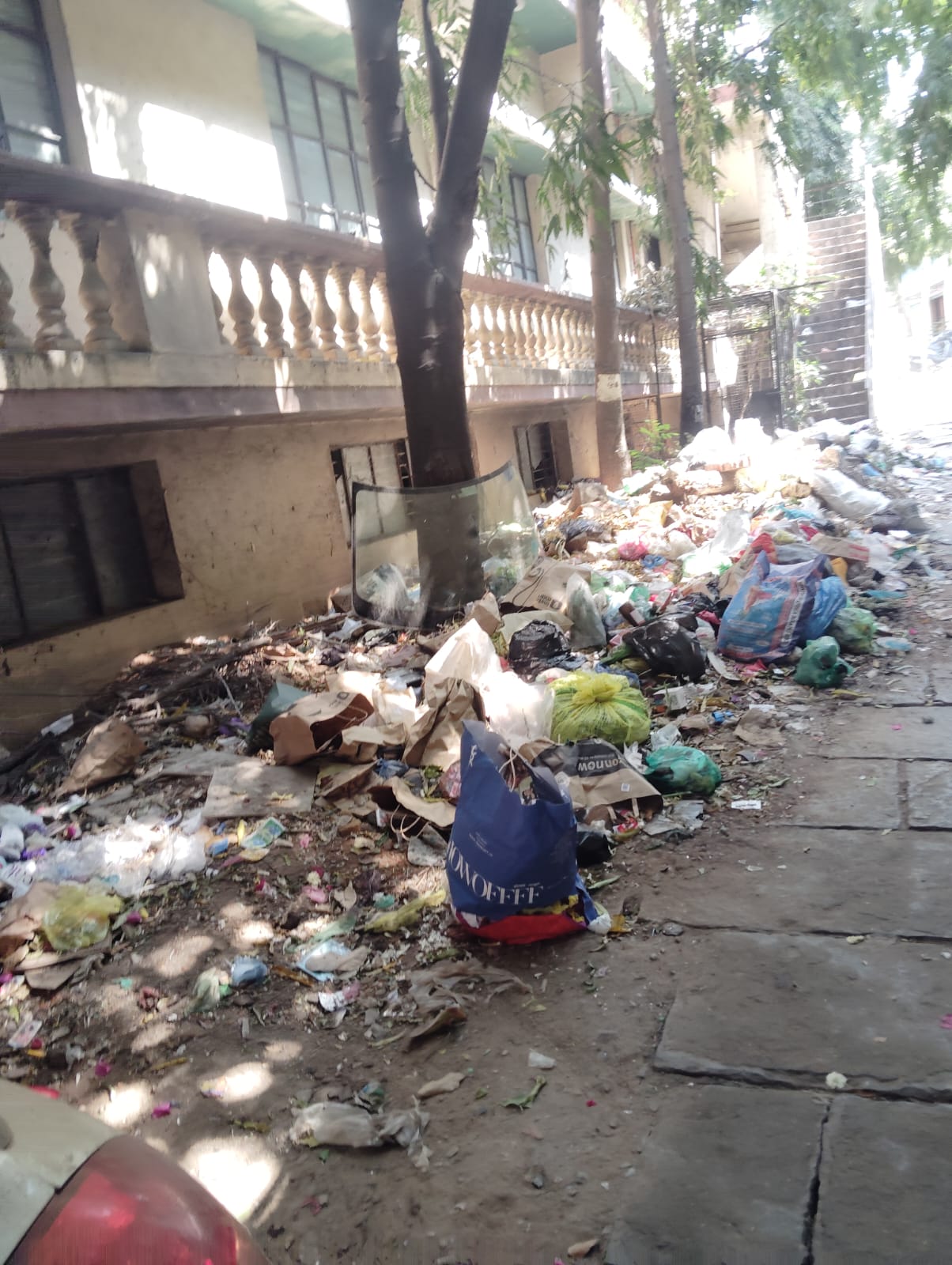 ಪಾದಚಾರಿ ಮಾರ್ಗದಲ್ಲಿ ಹಾಕಿರುವ ಕಸದ ರಾಶಿ 
