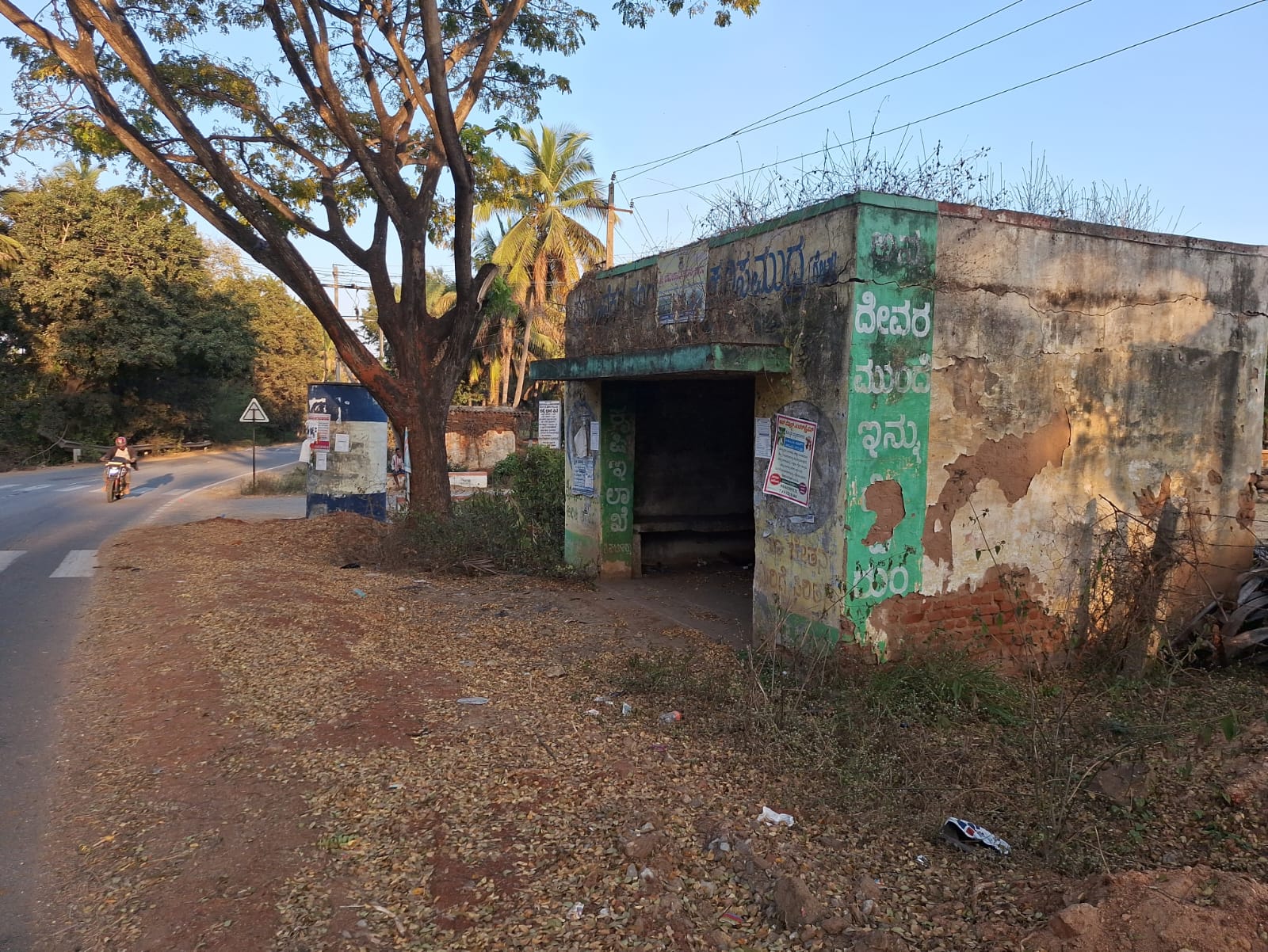 ತಿಪಟೂರು ತಾಲ್ಲೂಕಿನಲ್ಲಿ ತಂಗುದಾಣದ ಸ್ಥಿತಿ