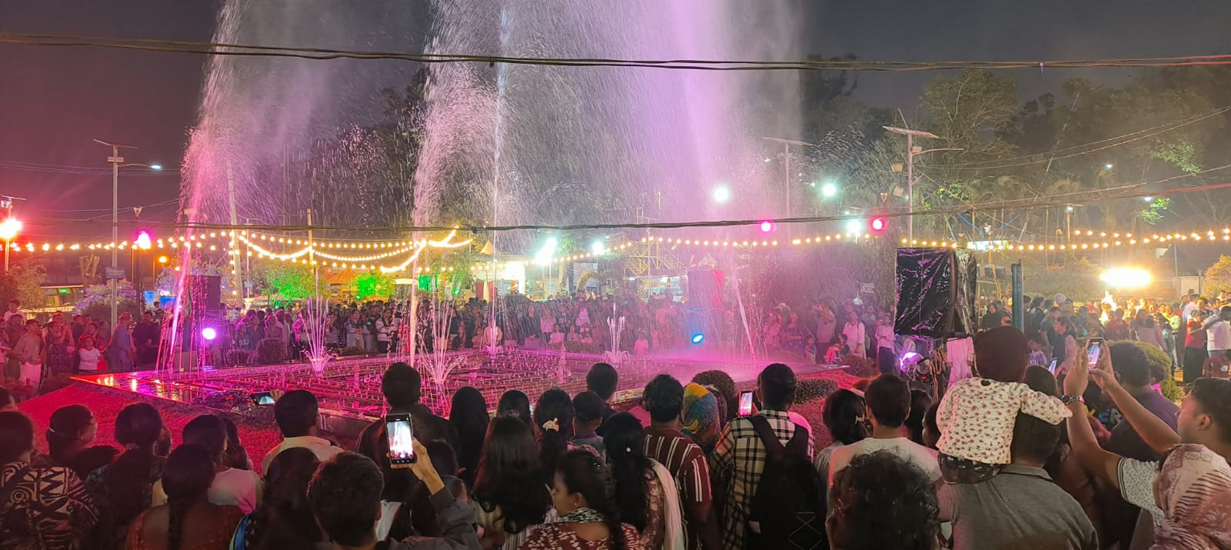 ಮಡಿಕೇರಿಯ ರಾಜಾಸೀಟ್ ಉದ್ಯಾನದಲ್ಲಿ ಭಾನುವಾರ ಸಂಗೀತ ಕಾರಂಜಿಯನ್ನು ಕಣ್ತುಂಬಿಕೊಳ್ಳಲು ಅಪಾರ ಸಂಖ್ಯೆಯಲ್ಲಿ ಜನರು ಅದರ ಸುತ್ತಲೂ ಸೇರಿದ್ದರು   ಪ್ರಜಾವಾಣಿ ಚಿತ್ರ/ರಂಗಸ್ವಾಮಿ