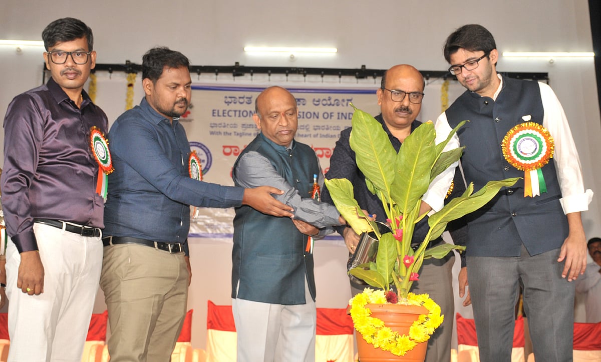 ಚಿತ್ರದುರ್ಗ | ಪ್ರತಿ ಮತಕ್ಕಿದೆ ದೇಶದ ಆಡಳಿತ ನಿರ್ಧರಿಸುವ ಶಕ್ತಿ:  ರೋಣ ವಾಸುದೇವ 