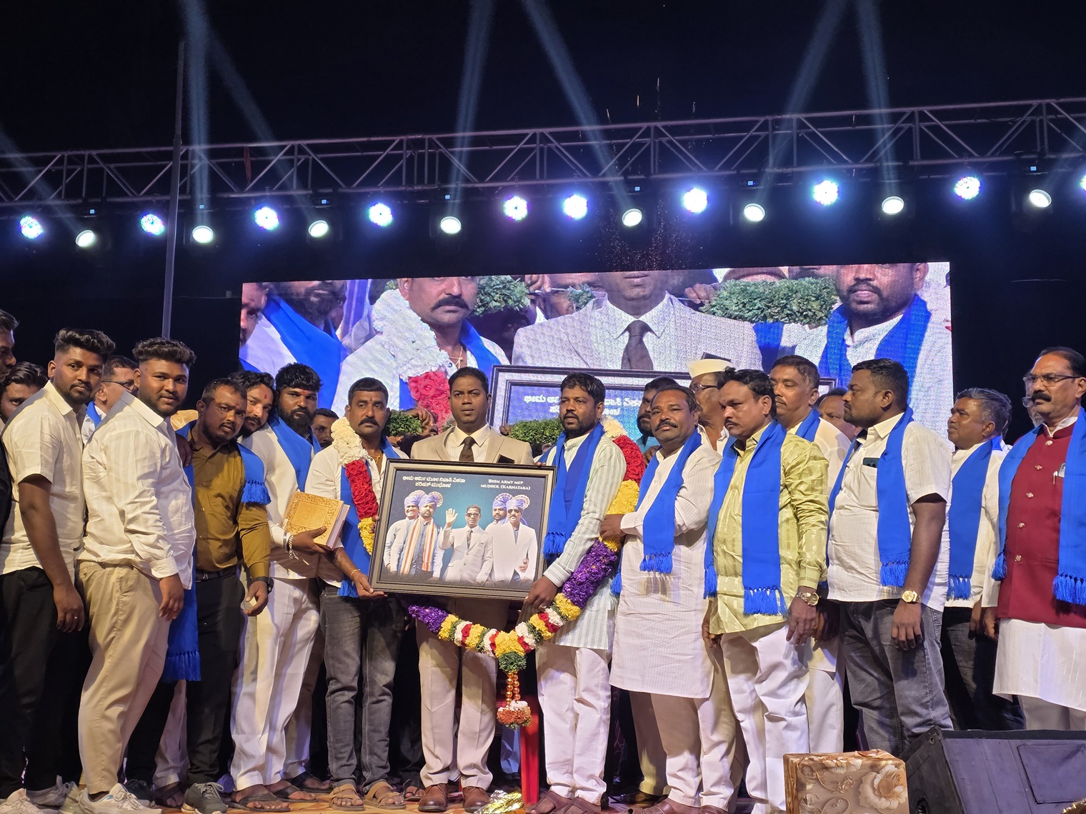 ಮುಧೋಳದ ಹಿರೆಕೇರಿ ಸಂತೆ ಮೈದಾನದಲ್ಲಿ ಡಾ.ಅಂಬೇಡ್ಕರ್ ಅವರ ಮೊಮ್ಮಗ ರಾಜರತ್ನ ಅಂಬೇಡ್ಕರ್ ಅವರನ್ನು ಗೌರವಿಸಲಾಯಿತು