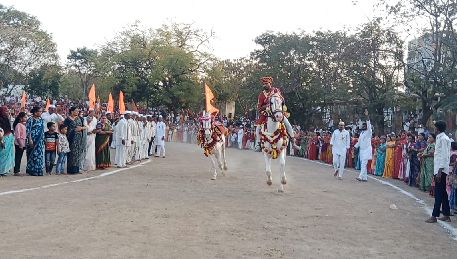 ಸೊಲಾಪುರದಲ್ಲಿ ಮಾಘವಾರಿಯ ನಿಮಿತ್ತ ನಡೆದ ಅಶ್ವ ರಿಂಗಣದ ದೃಶ್ಯ
