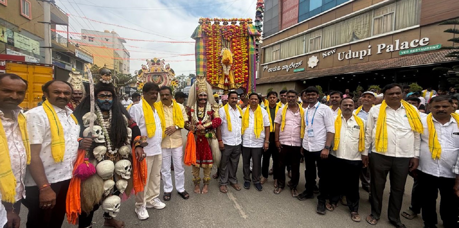 ಆನೇಕಲ್‌ ತಾಲ್ಲೂಕಿನ ಜಿಗಣಿ ರೆಡ್ಡಿ ಜನಸಂಘದ ವತಿಯಿಂದ ಮಹಾಯೋಗಿ ವೇಮನ ಜಯಂತಿ ಪ್ರಯುಕ್ತ ಆಯೋಜಿಸಿದ್ದ ಮೆರವಣಿಗೆಗೆ ಬಮೂಲ್‌ ನಿರ್ದೇಶಕ ಆರ್‌.ಕೆ.ರಮೇಶ್‌ ಮತ್ತು ಟಿಎಪಿಸಿಎಂಎಸ್‌ ಅಧ್ಯಕ್ಷ ಬಾಬುರೆಡ್ಡಿ ಚಾಲನೆ ನೀಡಿದರು