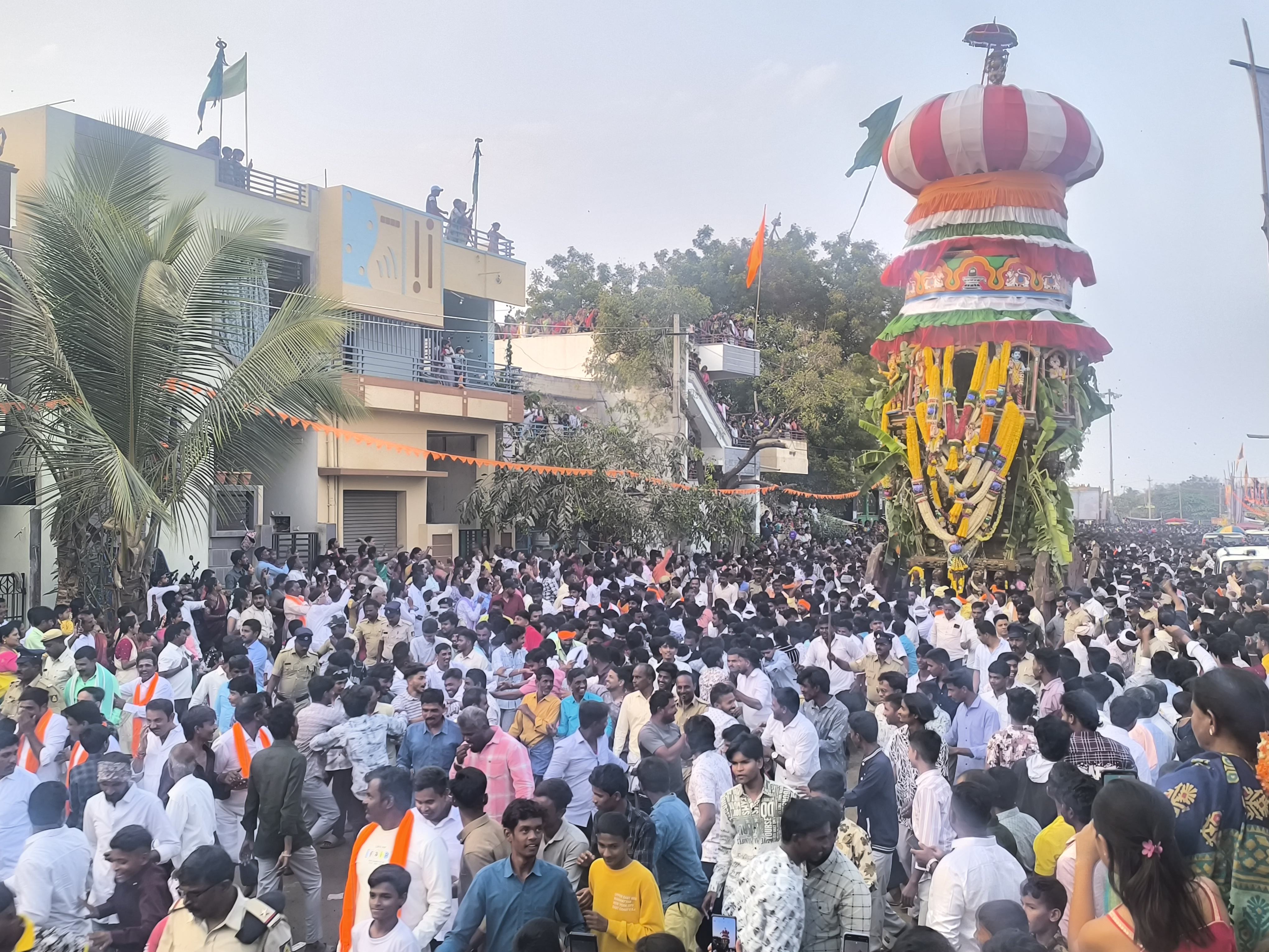 ಗಂಗಾವತಿ ಹಿರೇಜಂತಕಲ್ ಪ್ರಸನ್ನ ಪಂಪಾ ವಿರೂಪಾಕ್ಷೇಶ್ವ ರ ದೇವಸ್ಥಾನದ ಜಾತ್ರೆಯ ನಿಮಿತ್ತ ಭಾನುವಾರ ನಡೆದ ಮಹಾರಥೋತ್ಸವದಲ್ಲಿ ನೆರೆದಿರುವ ಭಕ್ತರು.