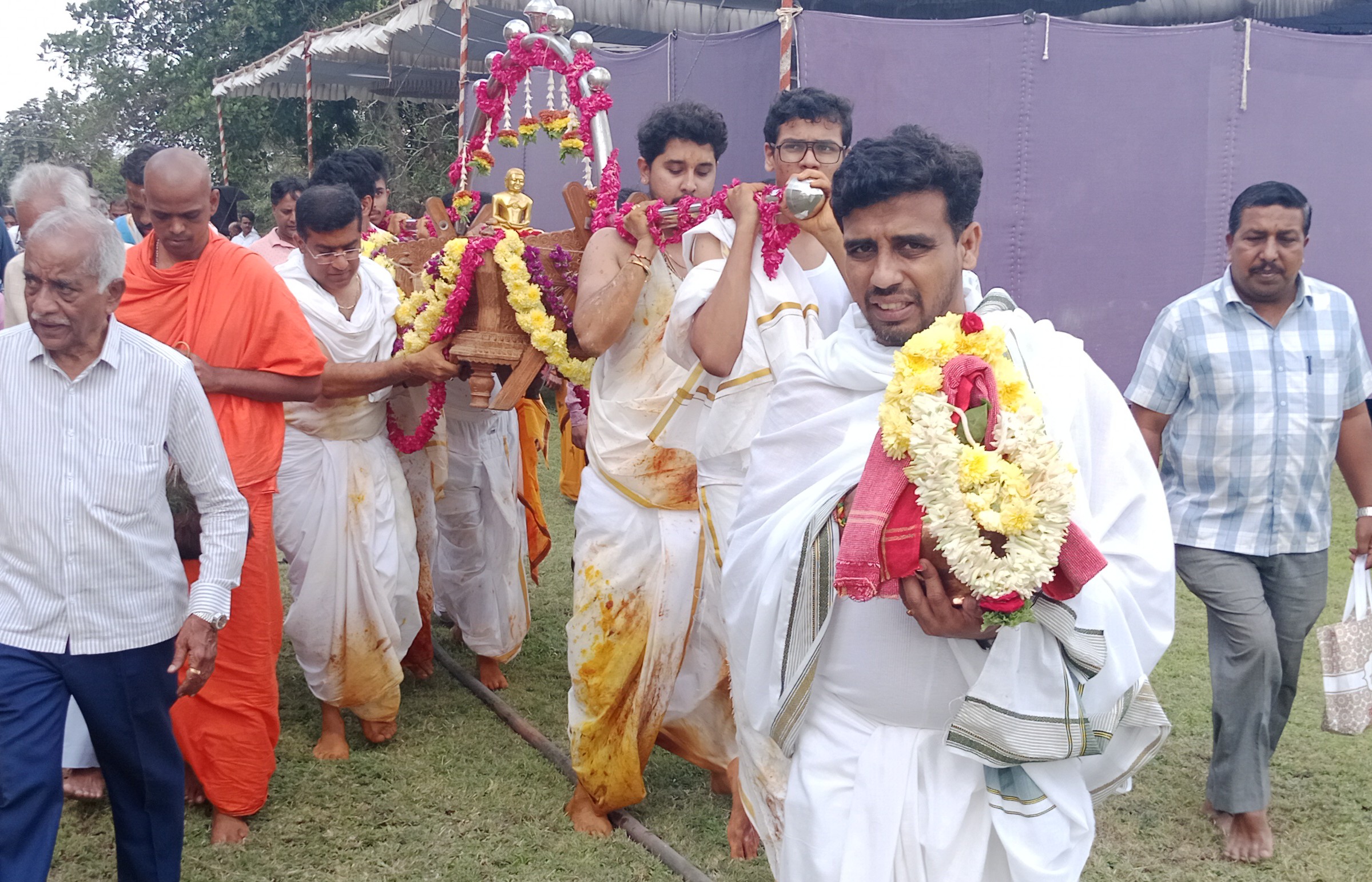 ಹಳೇಬೀಡಿನ ಬಸ್ತಿಹಳ್ಳಿಯಲ್ಲಿ ಭಾನುವಾರ ಶಾಂತಿನಾಥ ತೀರ್ಥಂಕರ ಮಸ್ತಕಾಭಿಷೇಕ ಅಂಗವಾಗಿ ಪಲ್ಲಕ್ಕಿ ಉತ್ಸವ ನಡೆಯಿತು