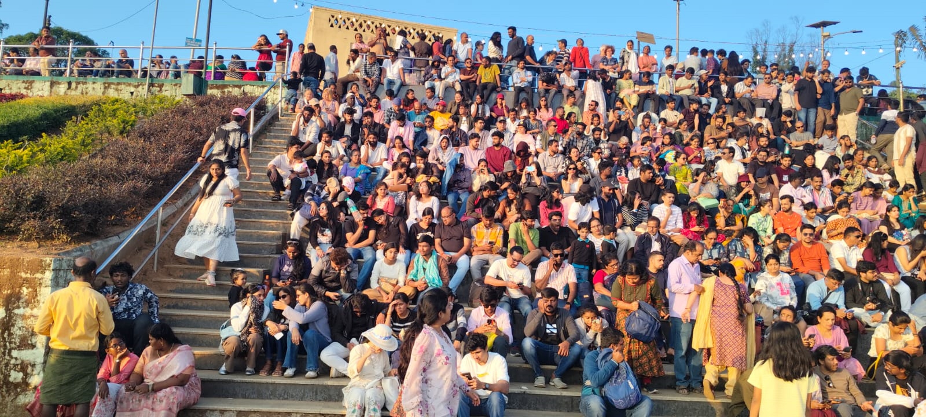 ಮಡಿಕೇರಿಯ ರಾಜಾಸೀಟ್ ಉದ್ಯಾನದಲ್ಲಿ ಸೂರ್ಯಾಸ್ತವನ್ನು ಕಣ್ತುಂಬಿಕೊಳ್ಳಲು ಭಾನುವಾರ ಅಪಾರ ಸಂಖ್ಯೆಯಲ್ಲಿ ಜನರು ಆಗಮಿಸಿದರು 