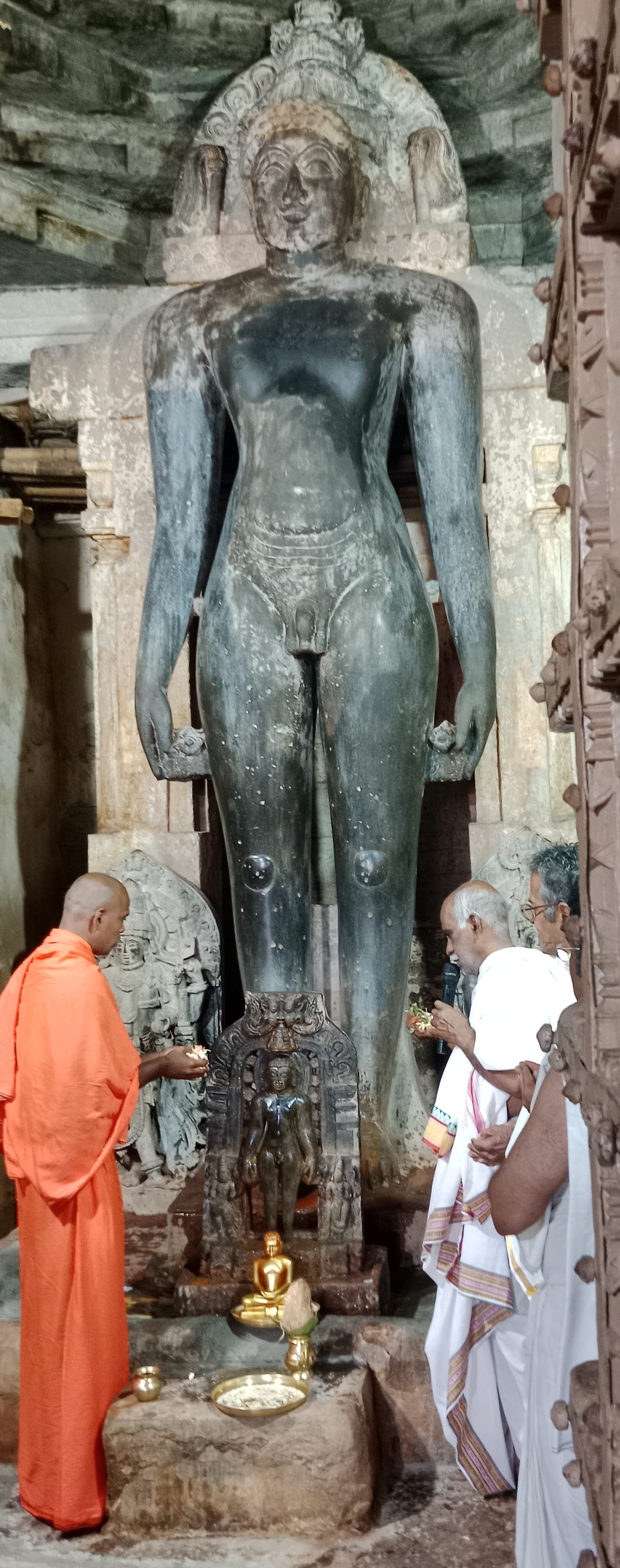 ಮಸ್ತಕಾಭಿಷೇಕಕ್ಕೂ ಮೊದಲು ಕಂಬದಹಳ್ಳಿ ಜೈನ ಮಠದ  ವಿಚಾರ ಪಟ್ಟ ಕ್ಷುಲ್ಲಕ ಆನಂದ ಕೀರ್ತಿ ಸ್ವಾಮೀಜಿ  ಪೂಜೆ ಸಲ್ಲಿಸಿದರು