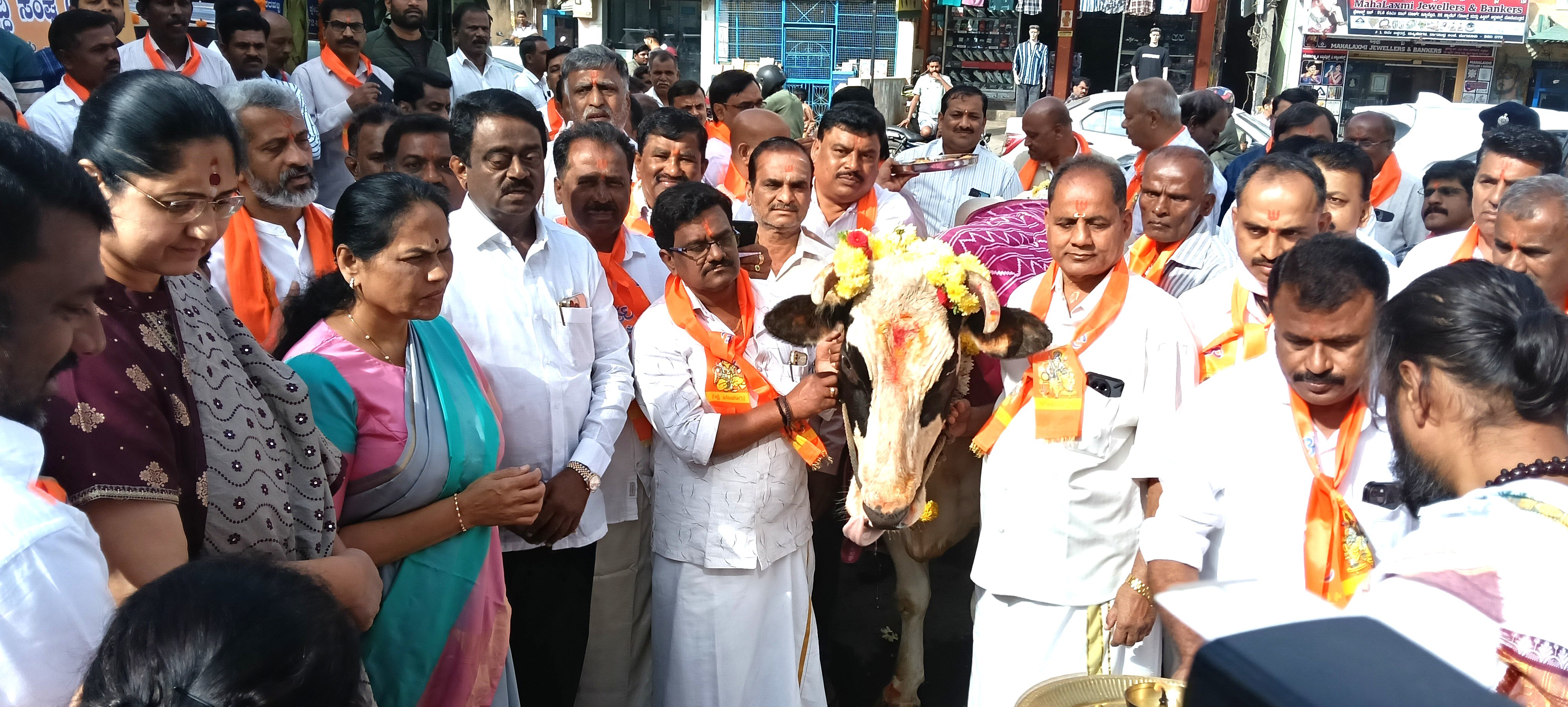 ಬೆಲ್ಮಾರ್ ಬಡಾವಣೆಯಲ್ಲಿ ಶಾಸಕ ಎಸ್. ಮುನಿರಾಜು ಮತ್ತು ಸಂಸದೆ ಶೋಭಾ ಕರಂದ್ಲಾಜೆ ಅವರು ಗೋ ಪೂಜೆ ಮಾಡಿ ಬೆಲ್ಮಾರ್ ಬಡಾವಣೆ ಉದ್ಘಾಟಿಸಿದರು