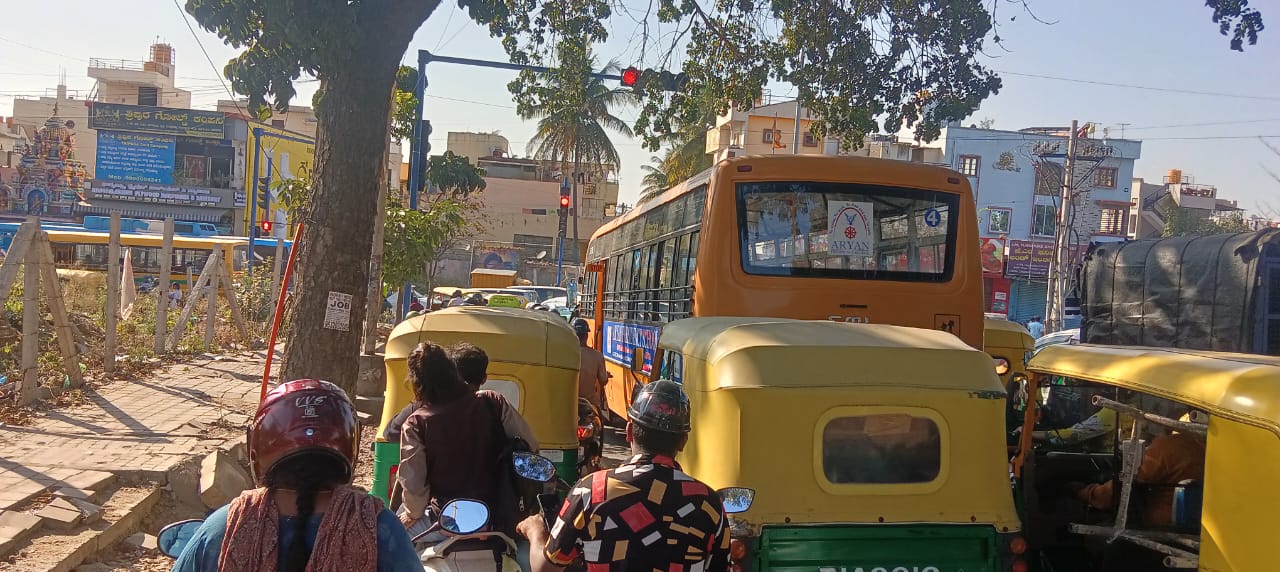 ನಾಗರಬಾವಿ ವೃತ್ತದಲ್ಲಿ ಸಂಚಾರ ದಟ್ಟಣೆ ಆಗಿರುವುದು