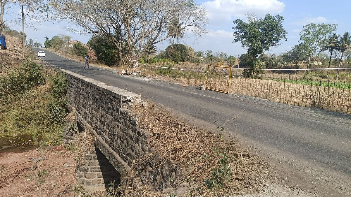 ಚಿಕ್ಕೋಡಿ | ರಸ್ತೆಗಳು ಗುಂಡಿಮಯ, ಸೇತುವೆಗಳು ಶಿಥಿಲ