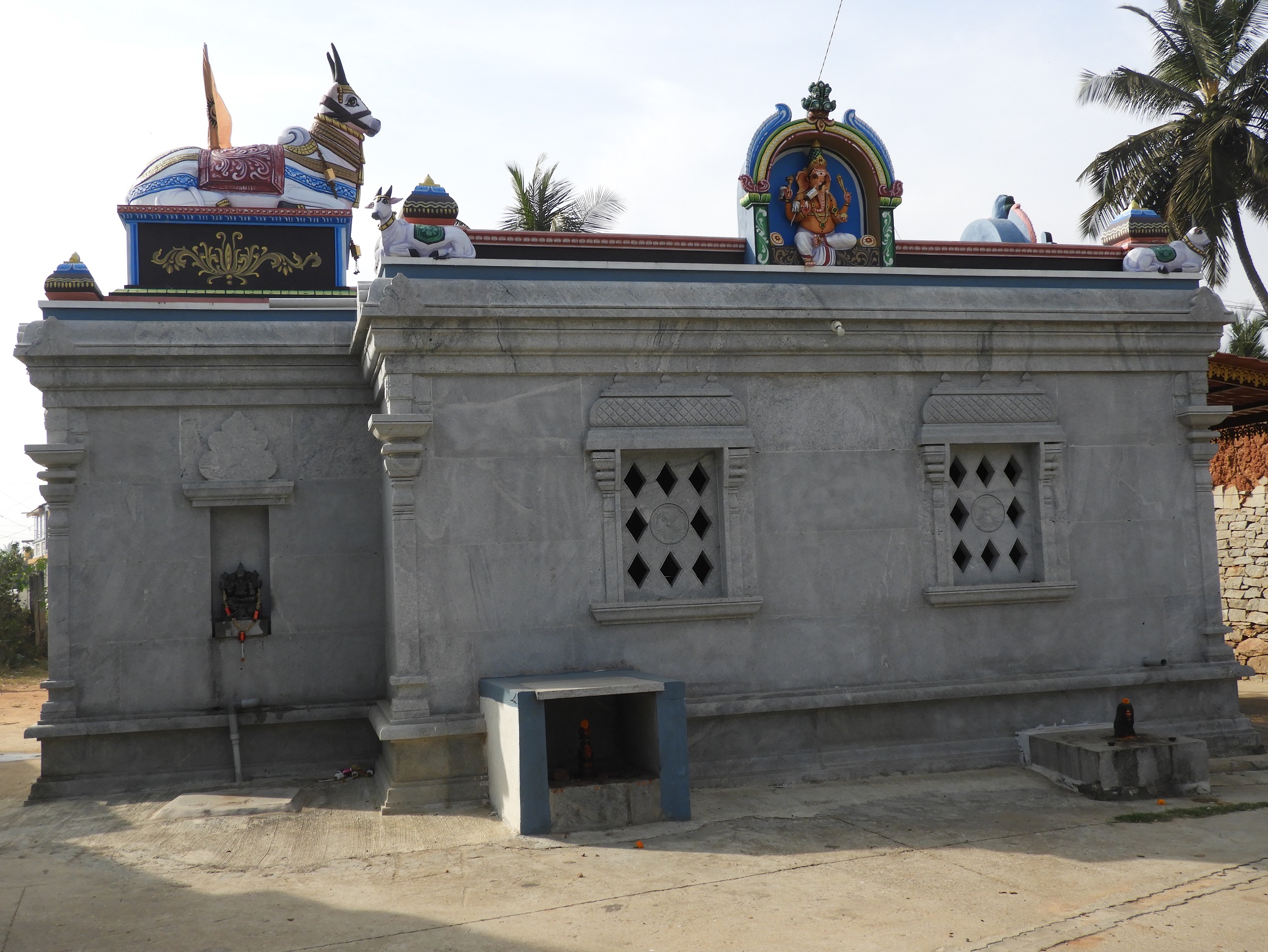 ಶ್ರವಣಬೆಳಗೊಳ ಹೊರವಲಯದ ರಾಚೇನಹಳ್ಳಿ ನಿರ್ಮಿಸಿರುವ ಶಿಲಾಮಯ ಬಸವೇಶ್ವರ ದೇವಾಲಯ