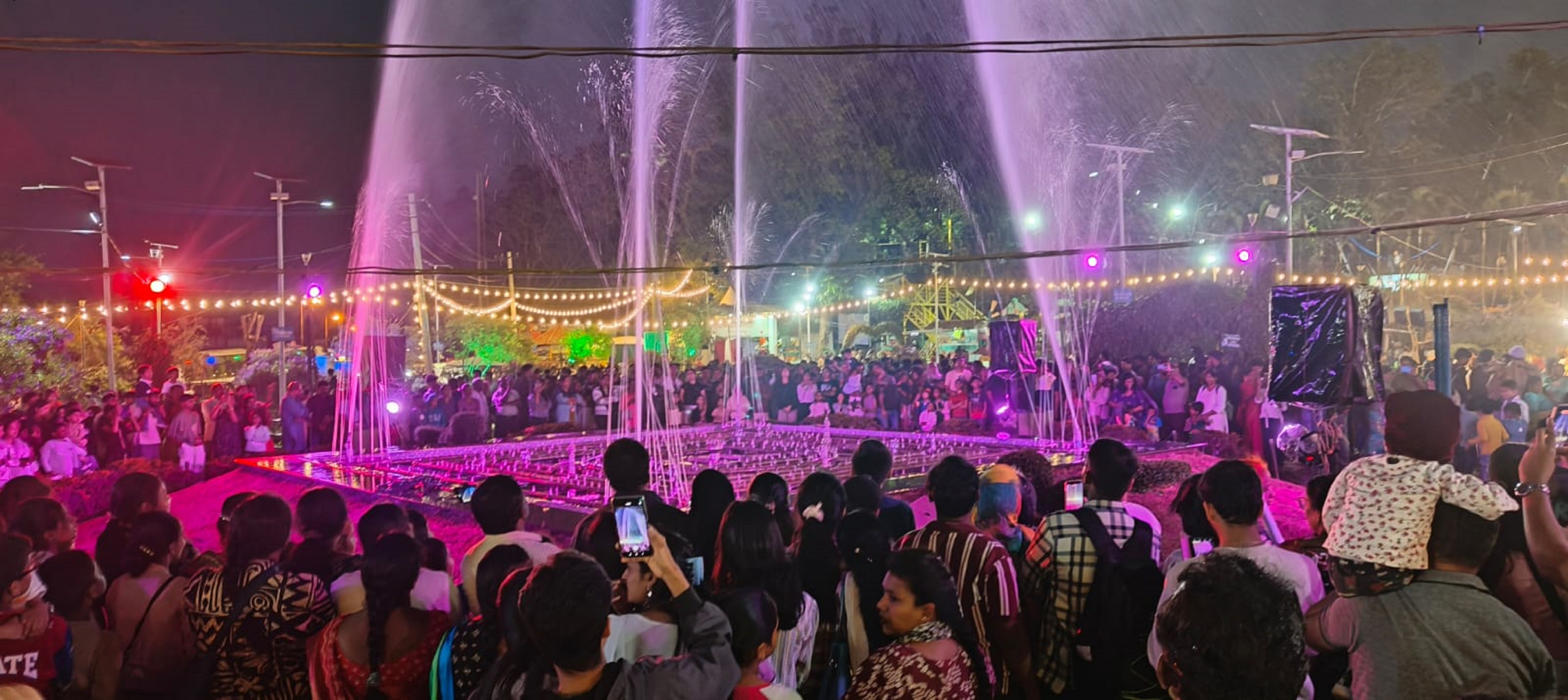 ಮಡಿಕೇರಿಯ ರಾಜಾಸೀಟ್ ಉದ್ಯಾನದಲ್ಲಿ ಭಾನುವಾರ ಸಂಗೀತ ಕಾರಂಜಿಯನ್ನು ಕಣ್ತುಂಬಿಕೊಳ್ಳಲು ಅಪಾರ ಸಂಖ್ಯೆಯಲ್ಲಿ ಜನರು ಅದರ ಸುತ್ತಲೂ ಸೇರಿದ್ದರು   ಪ್ರಜಾವಾಣಿ ಚಿತ್ರ/ರಂಗಸ್ವಾಮಿ