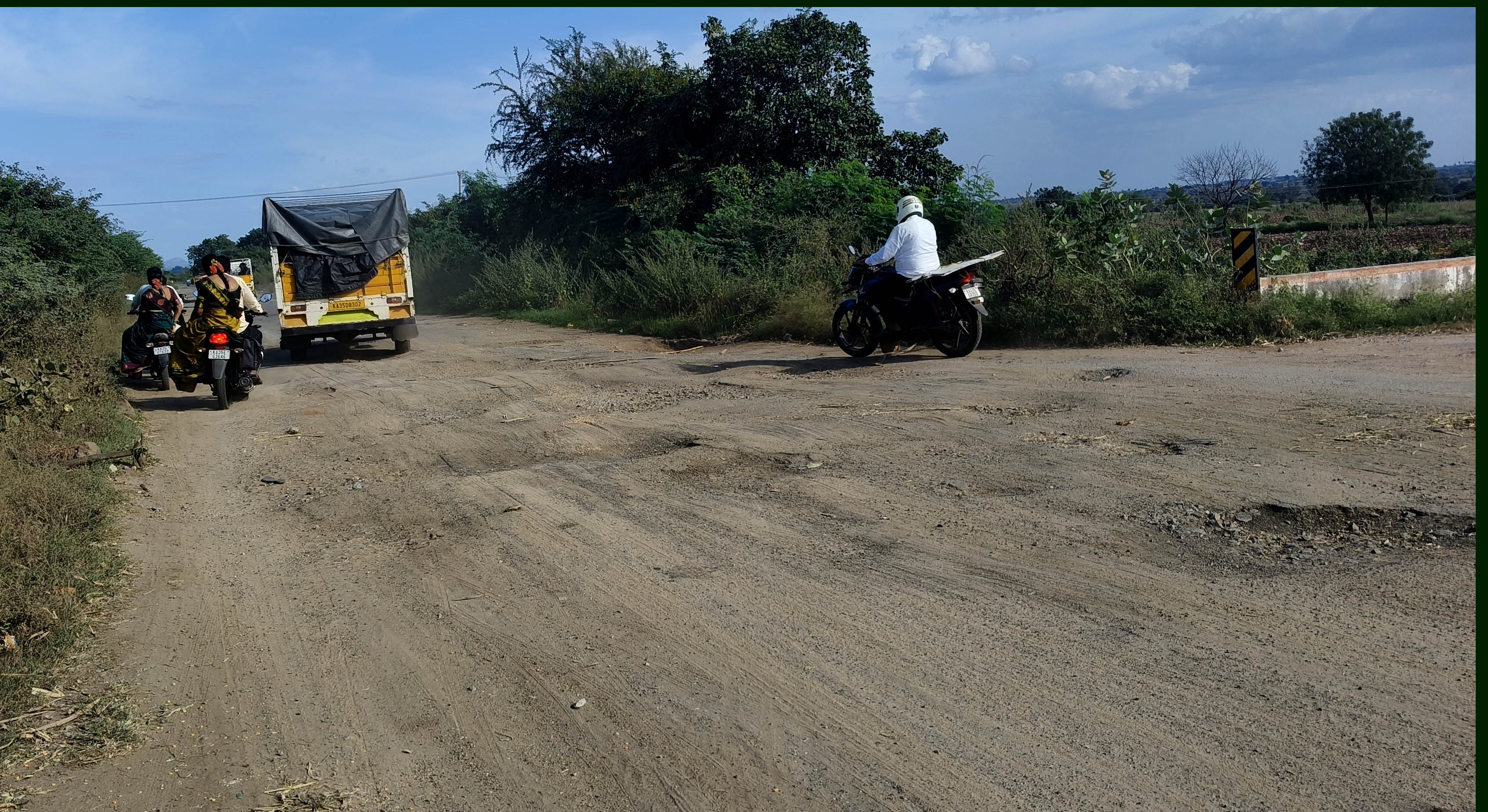 ಹಗರಿಬೊಮ್ಮನಹಳ್ಳಿ ತಾಲ್ಲೂಕಿನ ಹಂಪಸಾಗರ ಬಳಿಯ ಮೈಲಾರ-ಚಳ್ಳಿಕೆರೆ ರಾಜ್ಯ ಹೆದ್ದಾರಿಯ ಸ್ಥಿತಿ