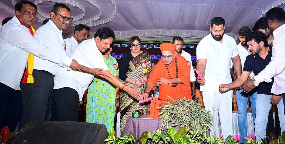 ಬನ್ನೂರು ಪಟ್ಟಣದಲ್ಲಿ ಅಂಬರೀಷ್ ಪುತ್ಥಳಿ ಅನಾವರಣ: ಅಂಬಿ ಅಜರಾಮರ ಎಂದ ಸುಮಲತಾ