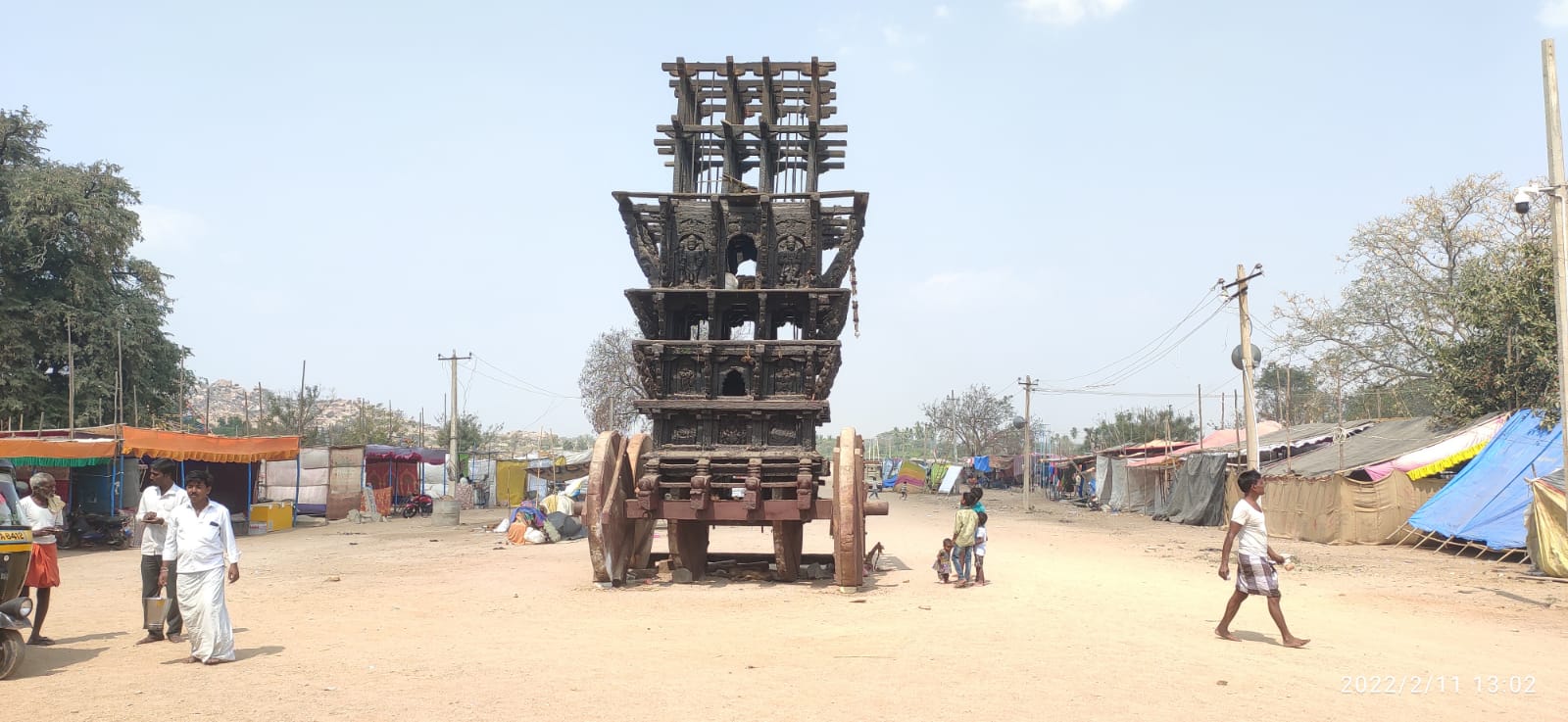 ಗಬ್ಬೂರು ಬೂದಿಬಸವೇಶ್ವರ ಮಠದ ಆವರಣದಲ್ಲಿ ರಥೋತ್ಸವ ಅಂಗವಾಗಿ ರಥ ಸಿದ್ಧಪಡಿಸುತಿರುವುದು