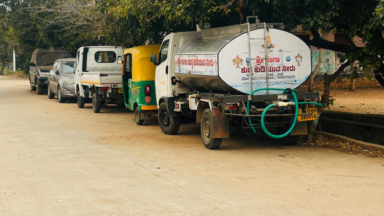 ಖಾಸಗಿ ಘಟಕದಿಂದ ನೀರು ಪೂರೈಸುವ ಖಾಸಗಿ ಟ್ಯಾಂಕರ್‌