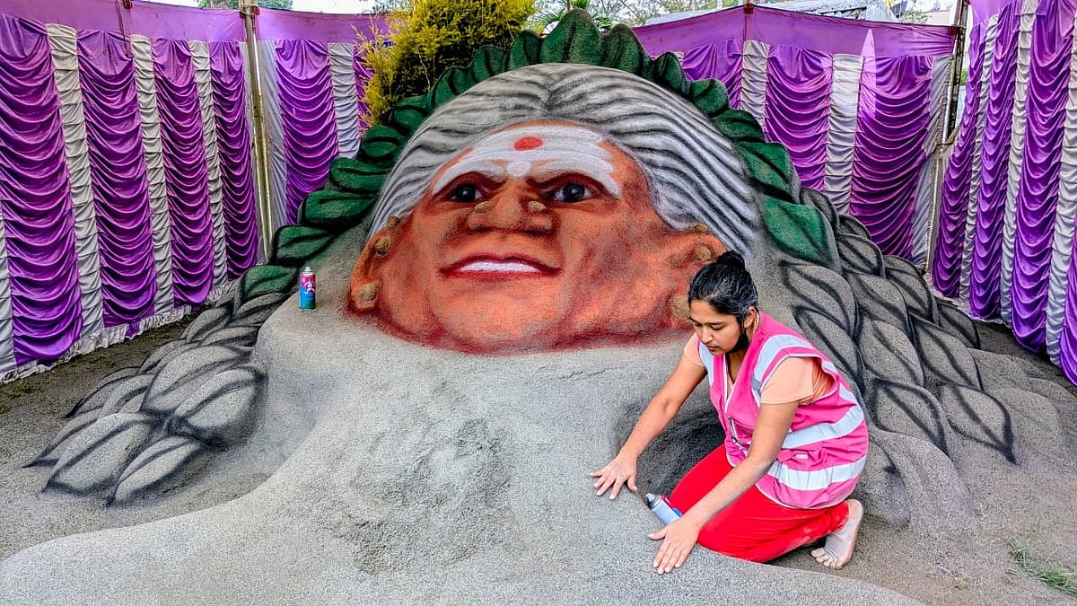 ಚಾಮರಾಜನಗರ| ಗಣ ರಾಜ್ಯೋತ್ಸವ ನಿಮಿತ್ತ ಮರಳಲ್ಲಿ ಅರಳಿದ ಸಾಲುಮರದ ತಿಮ್ಮಕ್ಕ