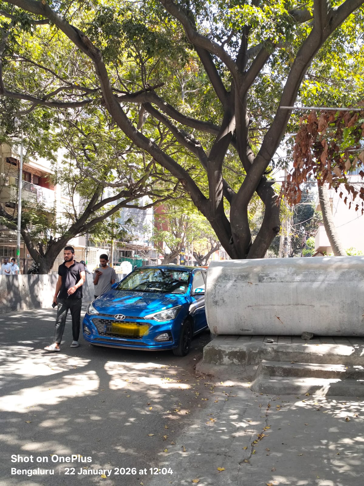 ಪಾದಚಾರಿ ಮಾರ್ಗದಲ್ಲಿ ಇಟ್ಟಿರುವ ಬೃಹತ್‌ ಕೊಳವೆ