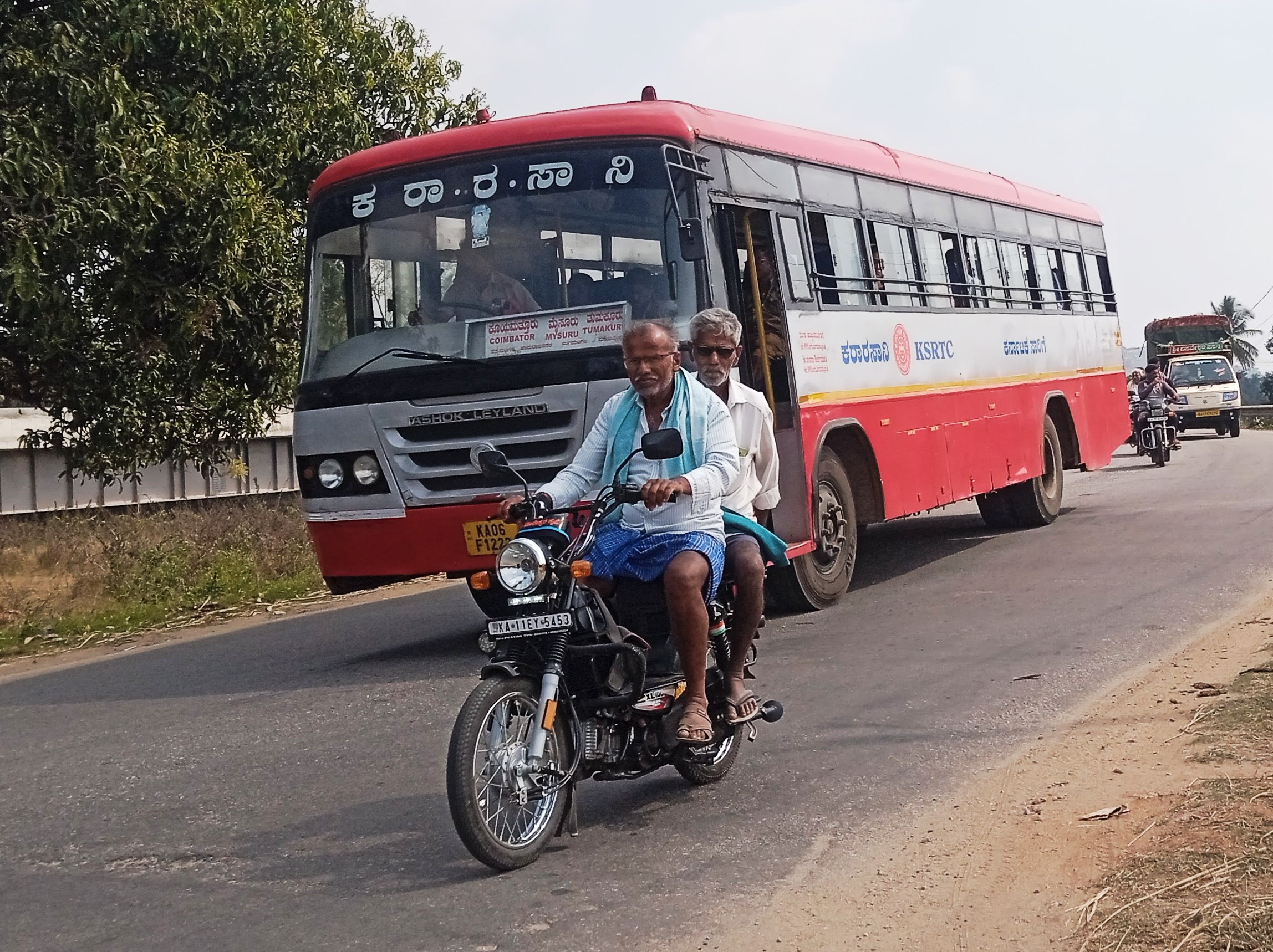 ಪಾಂಡವಪುರ ತಾಲ್ಲೂಕಿನ ಬನಘಟ್ಟ ಬಳಿಯ ವಿಶ್ವೇಶ್ವರಯ್ಯ ನಾಲೆಯ ಹಳೇ ಸೇತುವೆ ಮೇಲೆ ಹೆಚ್ಚಿರುವ ಸಂಚಾರ ದಟ್ಟಣೆ