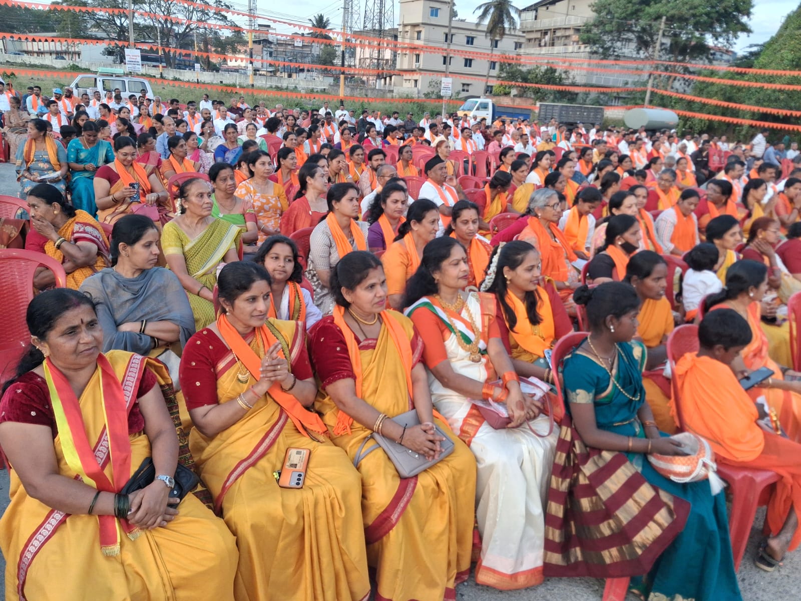 ಕುಶಾಲನಗರದಲ್ಲಿ ಹಿಂದೂ ಸಂಗಮ ಆಯೋಜನಾ ಸಮಿತಿ ವತಿಯಿಂದ ಭಾನುವಾರ ಹಿಂದೂ ಸಂಗಮ ಶೋಭಾಯಾತ್ರೆ ಅಂಗವಾಗಿ ಏರ್ಪಡಿಸಿದ್ದ ಸಮಾರಂಭದಲ್ಲಿ ಪಾಲ್ಗೊಂಡಿರುವ ಜನರು