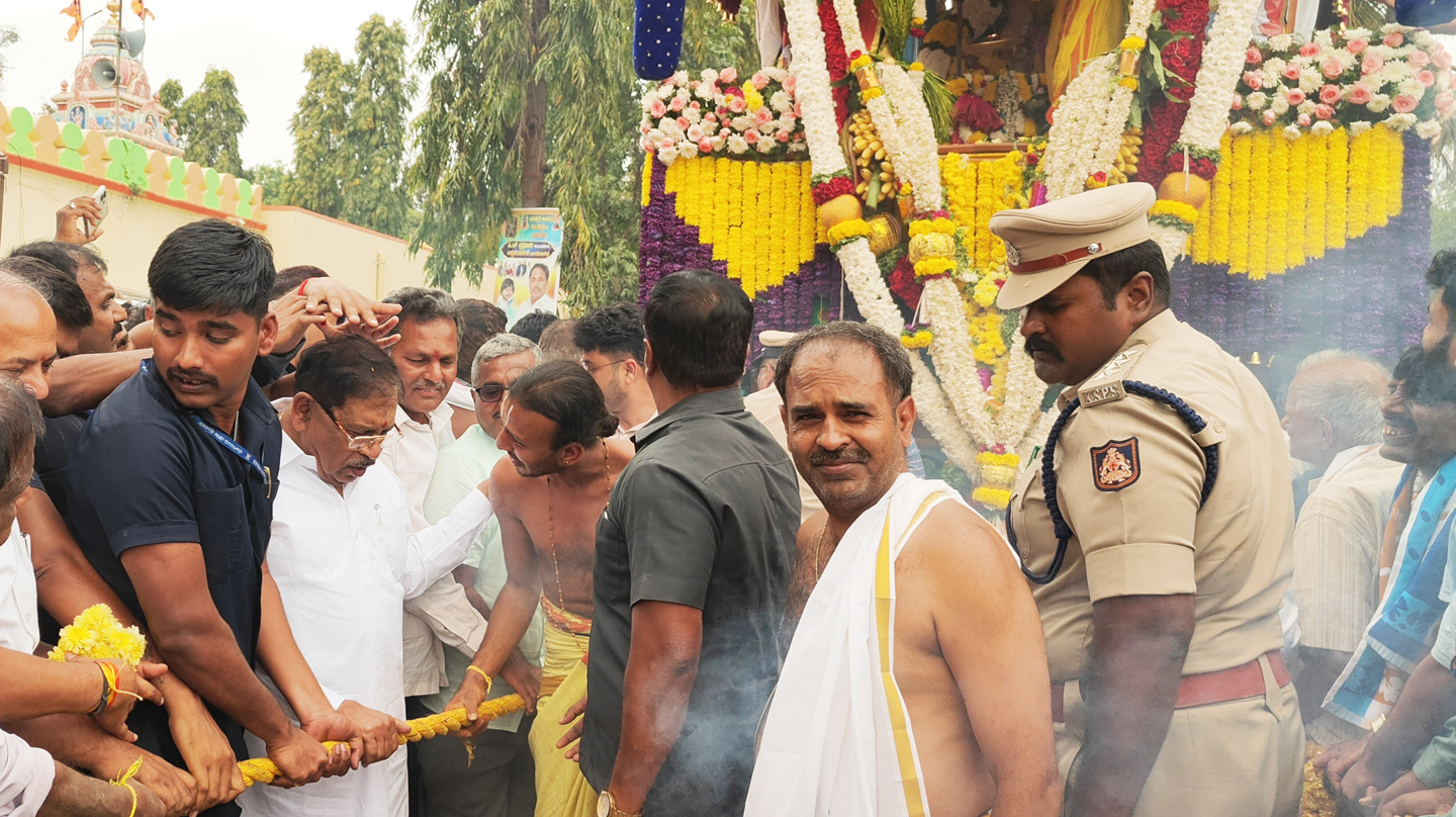 ಗೃಹ ಸಚಿವ ಜಿ. ಪರಮೇಶ್ವರ ಅವರು ಪೂಜೆ ಸಲ್ಲಿಸಿ ತೇರು ಎಳೆಯುವ ಮೂಲಕ ರಥೋತ್ಸವಕ್ಕೆ ಚಾಲನೆ ನೀಡಿದರು.