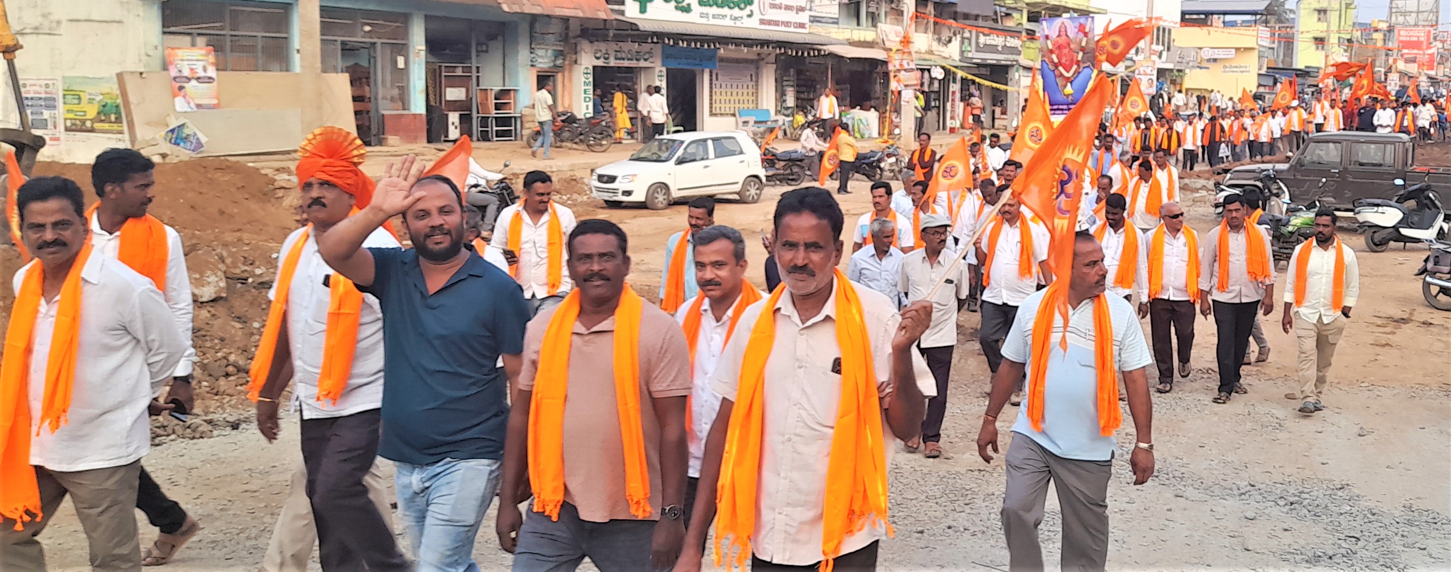 ತರೀಕೆರೆ ಪಟ್ಟಣದ ಮುಖ್ಯ ರಸ್ತೆಯಲ್ಲಿ ಶೋಭಾಯಾತ್ರೆಯನ್ನು ನಡೆಸಲಾಯಿತು