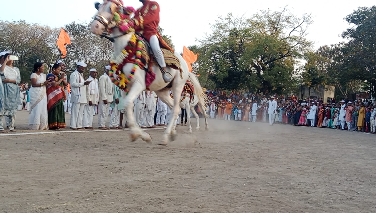 ಸೊಲಾಪುರದಲ್ಲಿ ಮಾಘವಾರಿಯ ನಿಮಿತ್ತ ನಡೆದ ಅಶ್ವ ರಿಂಗಣದ ದೃಶ್ಯ