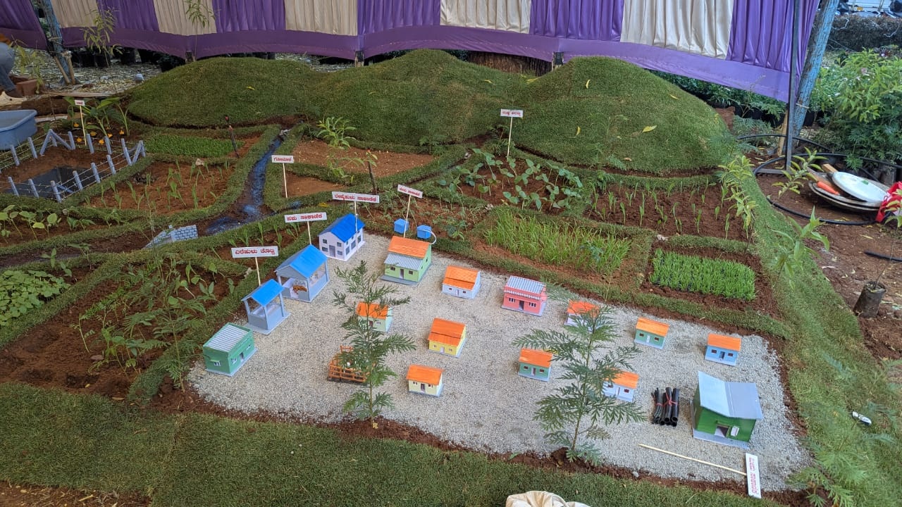 ಸಾವಯವ ಕೃಷಿ ವೈಜ್ಞಾನಿಕ ಬೇಸಾಯ ಪದ್ಧತಿ ಎರೆಹುಳು ಗೊಬ್ಬರ ತಯಾರಿಕೆ ಸೇರಿದಂತೆ ಆಧುನಿಕ ಕೃಷಿ ಪದ್ಧತಿಯ ಕುರಿತು ತಯಾರಿಸಿರುವ ಮಾದರಿ