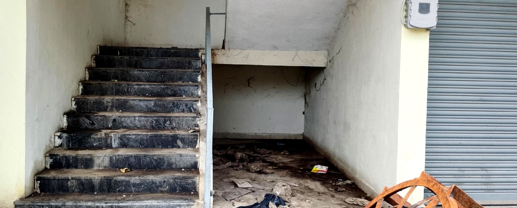 ಕಾರಟಗಿಯ 7ನೇ ವಾರ್ಡ್‌ನಲ್ಲಿ ವ್ಯಾಪಾರಿ ಮಳಿಗೆ ಶೌಚಾಲಯವಾಗಿ ಬಳಕೆಯಾಗುತ್ತಿರುವುದು