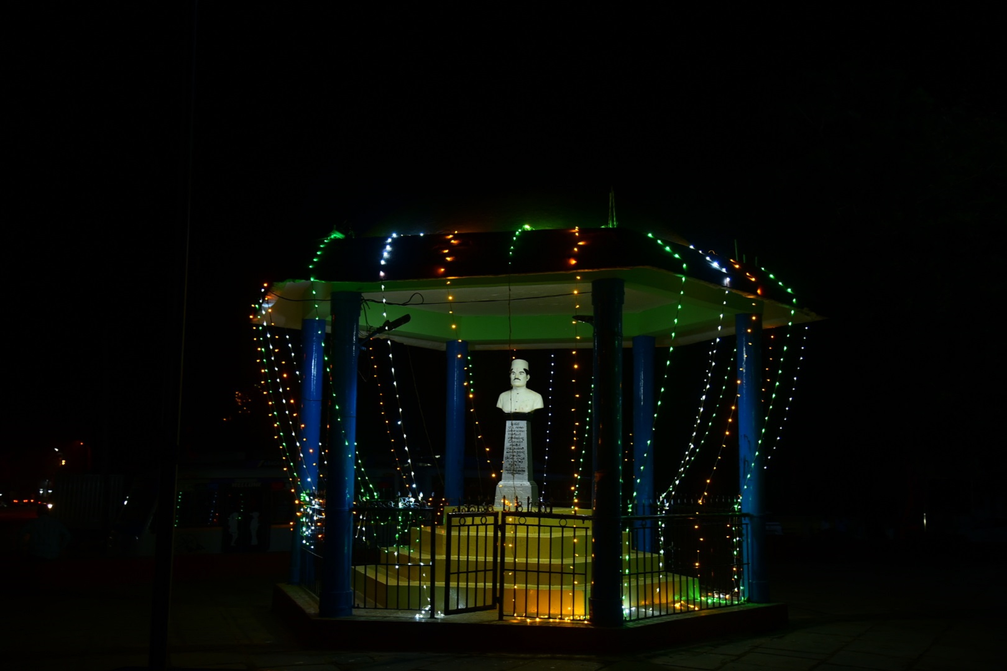 ಗಣರಾಜ್ಯೋತ್ಸವ ನಿಮಿತ್ತ ಹುತಾತ್ಮ ಮೈಲಾರ ಮಹದೇವಪ್ಪ ವೃತ್ತಕ್ಕೆ ವಿಶೇಷ ವಿದ್ಯುತ್ ಅಲಂಕಾರ