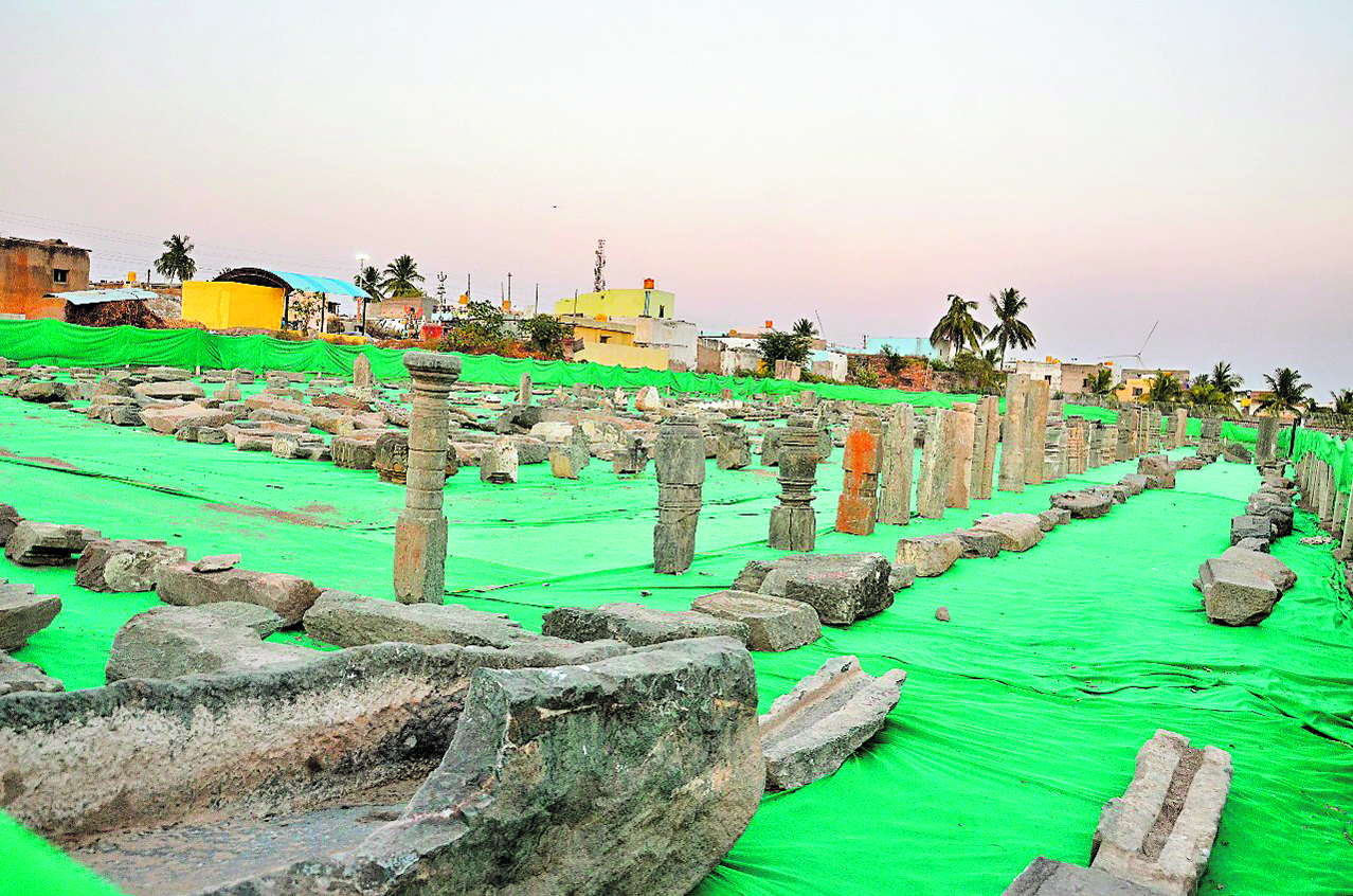 ಲಕ್ಕುಂಡಿಯಲ್ಲಿ ದೊರೆತ ಪ್ರಾಚ್ಯ ಅವಶೇಷಗಳನ್ನು ಇಲ್ಲಿನ ನನ್ನೇಶ್ವರ ದೇವಸ್ಥಾನದ ಪಕ್ಕದ ಬಯಲು ಜಾಗದಲ್ಲಿ ಸಂಗ್ರಹಿಸಿಡಲಾಗಿದೆ