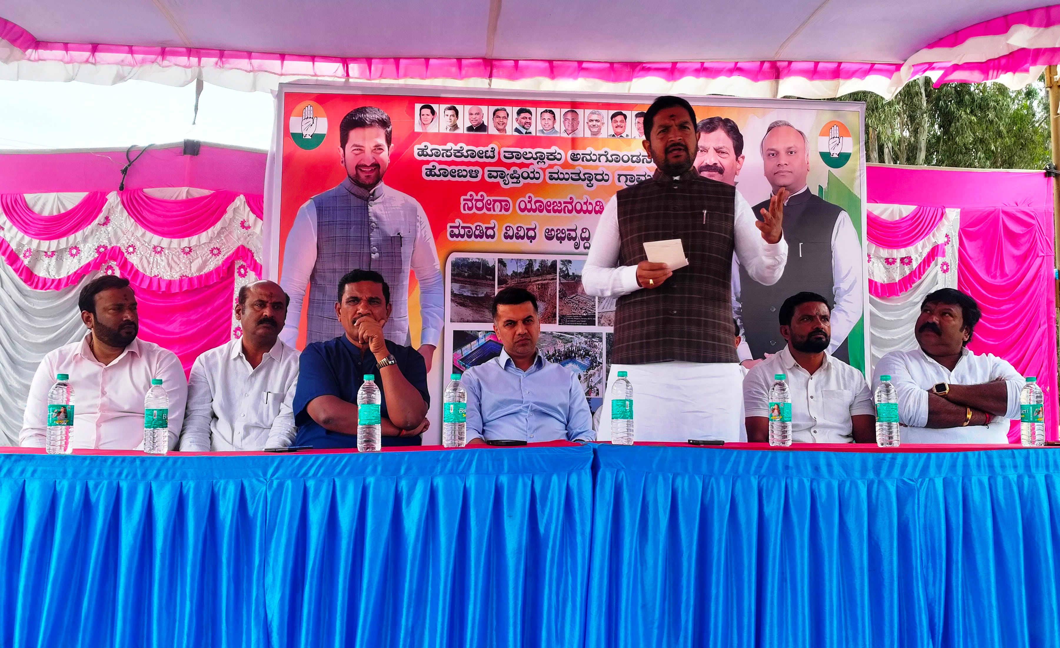 ಮುತ್ಕೂರು ಗ್ರಾಮದಲ್ಲಿ ಕೇಂದ್ರ ಸರ್ಕಾರ ಬದಲಾವಣೆ ಮಾಡಿರುವ ವಿಬಿ-ರಾಮ್‌ಜಿ ಯೋಜನೆ ವಿರೋಧಿಸಿ ನಡೆದ ಸಭೆಯಲ್ಲಿ ಶಾಸಕ ಶರತ್ ಬಚ್ಚೇಗೌಡ ಮಾತನಾಡಿದ ಸಂದರ್ಭ