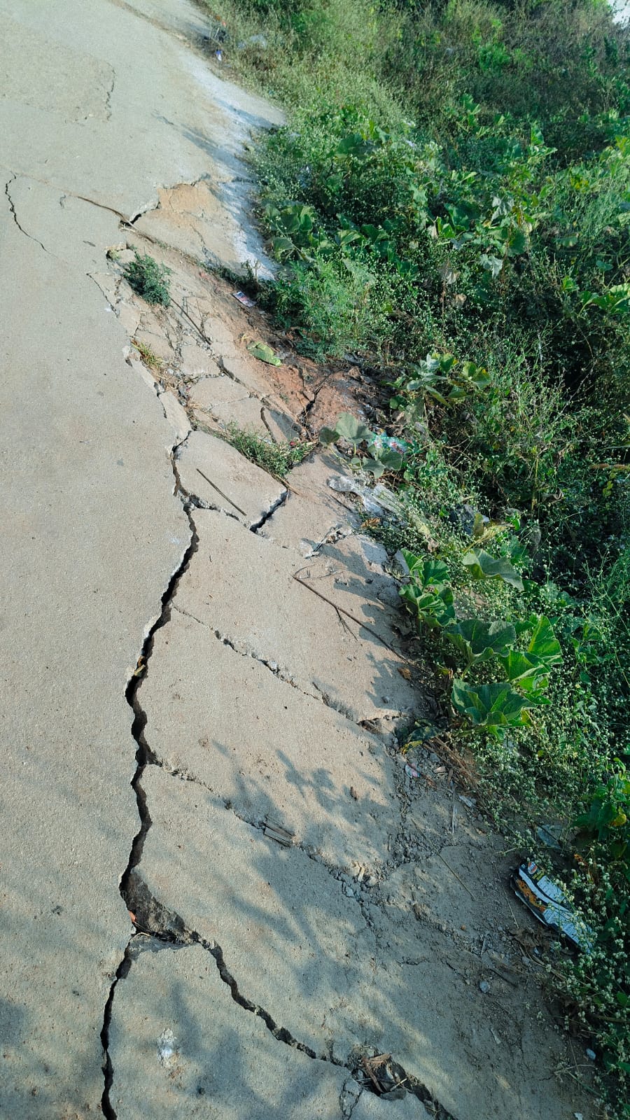 ವಡ್ಡರಬಂಡೆ ಗ್ರಾಮದಲ್ಲಿ ರಸ್ತೆ ಕಿತ್ತುಹೋಗಿರುವುದು