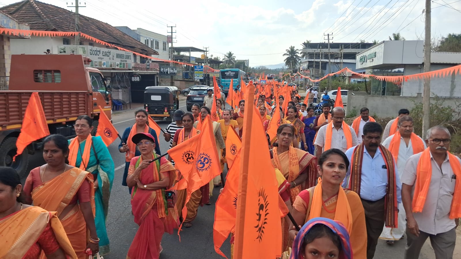ಕುಶಾಲನಗರದಲ್ಲಿ ಹಿಂದೂ ಸಂಗಮ ಆಯೋಜನಾ ಸಮಿತಿ ವತಿಯಿಂದ ಭಾನುವಾರ ಹಿಂದೂ ಸಂಗಮ ಶೋಭಾಯಾತ್ರೆ ನಡೆಸಲಾಯಿತು