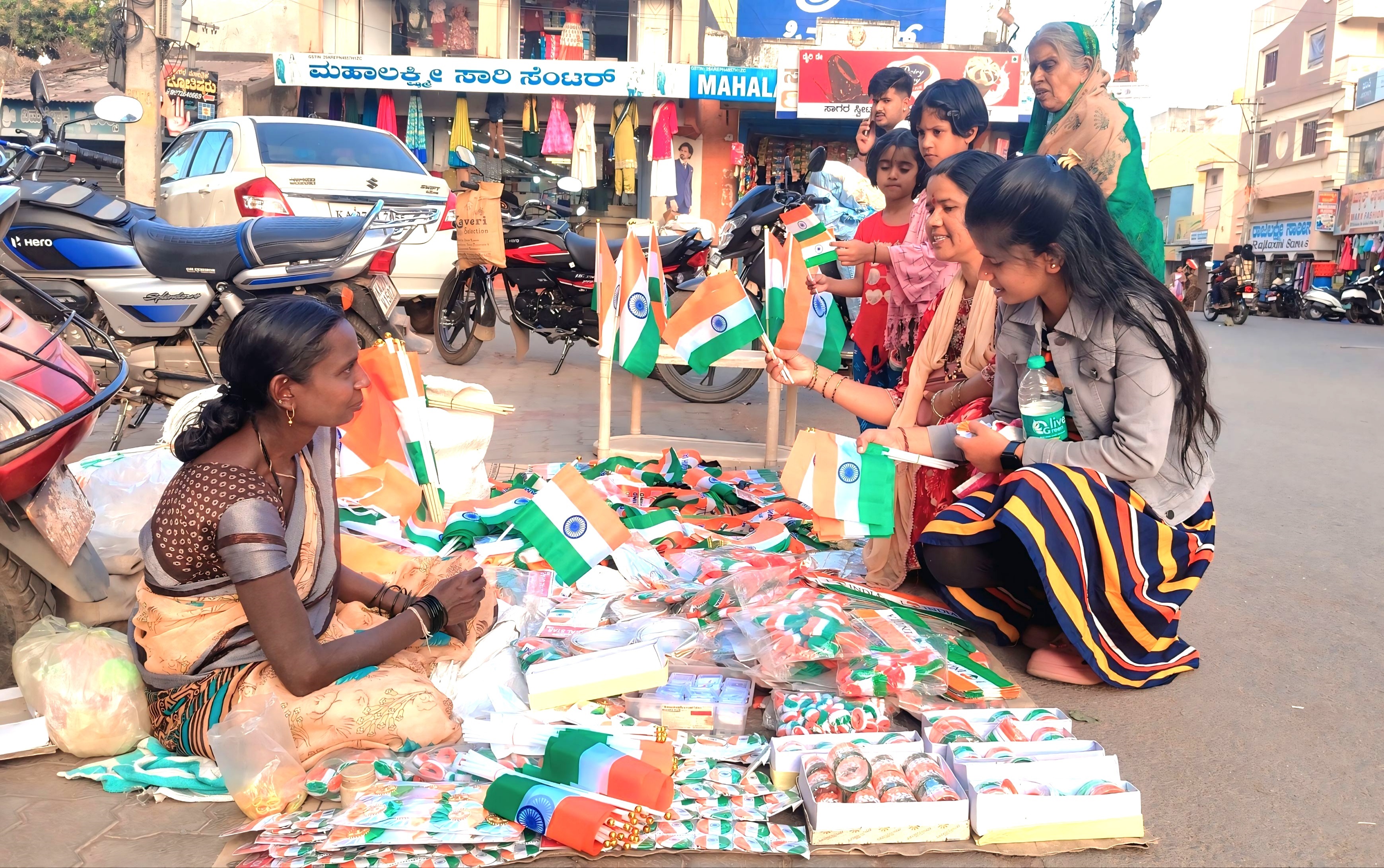 ಹಾವೇರಿಯ ಮಾರುಕಟ್ಟೆಯಲ್ಲಿ ಗಣರಾಜ್ಯೋತ್ಸವದ ಮುನ್ನಾದಿನವಾದ ಭಾನುವಾರ ಜನರು ರಾಷ್ಟ್ರಧ್ವಜಗಳನ್ನು ಖರೀದಿಸಿದರು