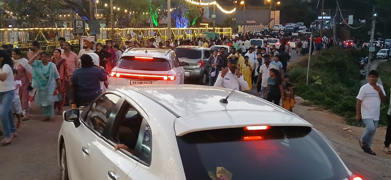 ಮಡಿಕೇರಿಯ ರಾಜಾಸೀಟ್ ಉದ್ಯಾನದಲ್ಲಿ ನಡೆಯುತ್ತಿರುವ ಫಲಪುಷ್ಪ ಪ್ರದರ್ಶನಕ್ಕೆ ಭಾನುವಾರ ಅಪಾರ ಸಂಖ್ಯೆಯಲ್ಲಿ ಜನರು ಆಗಮಿಸಿದ್ದರಿಂದ ಸಂಚಾರ ದಟ್ಟಣೆ ಉಂಟಾಯಿತು   ಪ್ರಜಾವಾಣಿ ಚಿತ್ರ/ರಂಗಸ್ವಾಮಿ