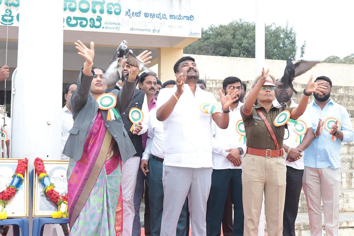 ಮುಳಬಾಗಿಲು: ಪಾರಿವಾಳ ಹಾರಿಸಿ ಧ್ವಜಾರೋಹಣಕ್ಕೆ ಚಾಲನೆ 